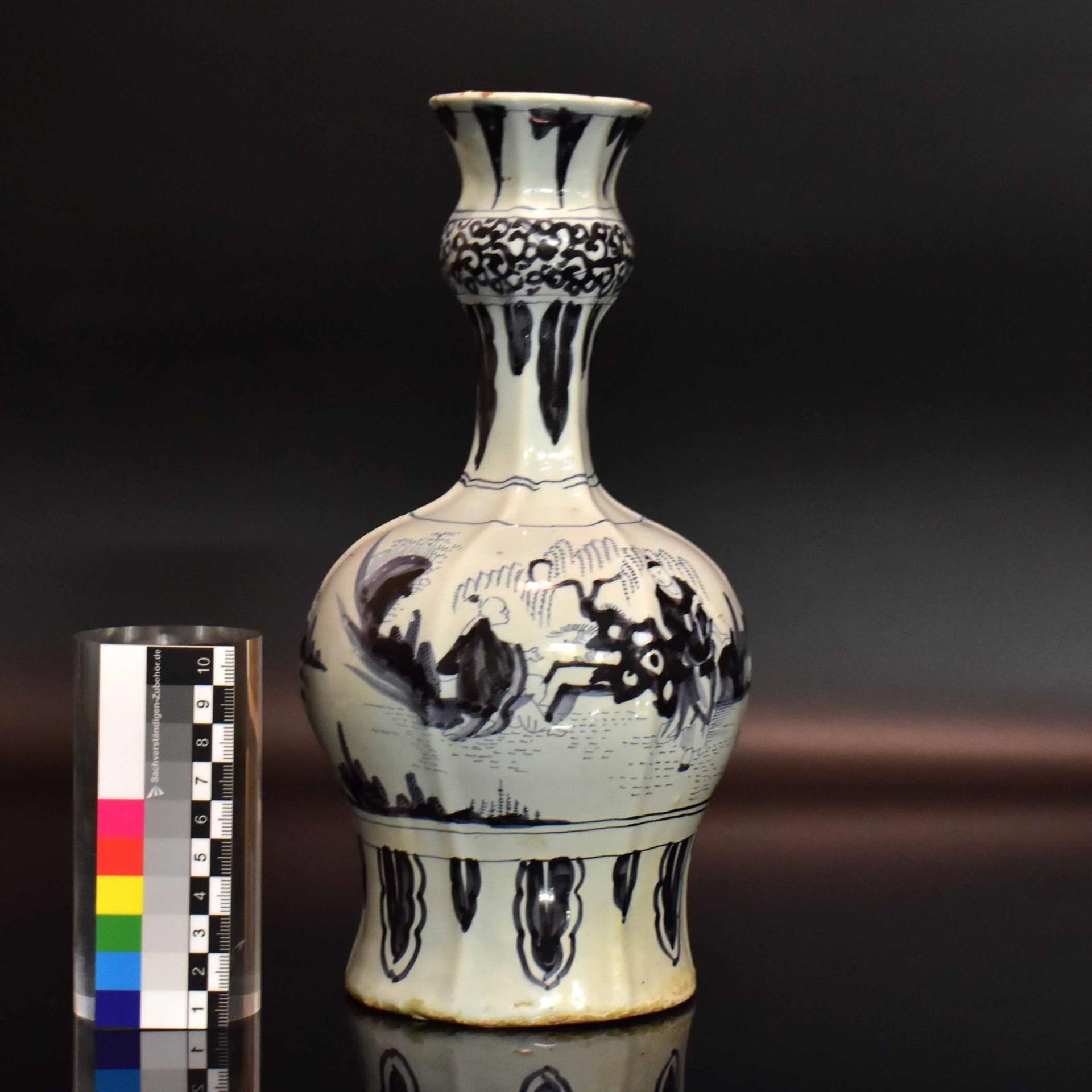 Knoblauchvase. Frankfurt, 18. Jh. | Fayence. - Bild 3 aus 4