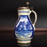 Kleiner Birnkrug. Frankfurt, 18. Jh. | Fayence, Zinndeckel.