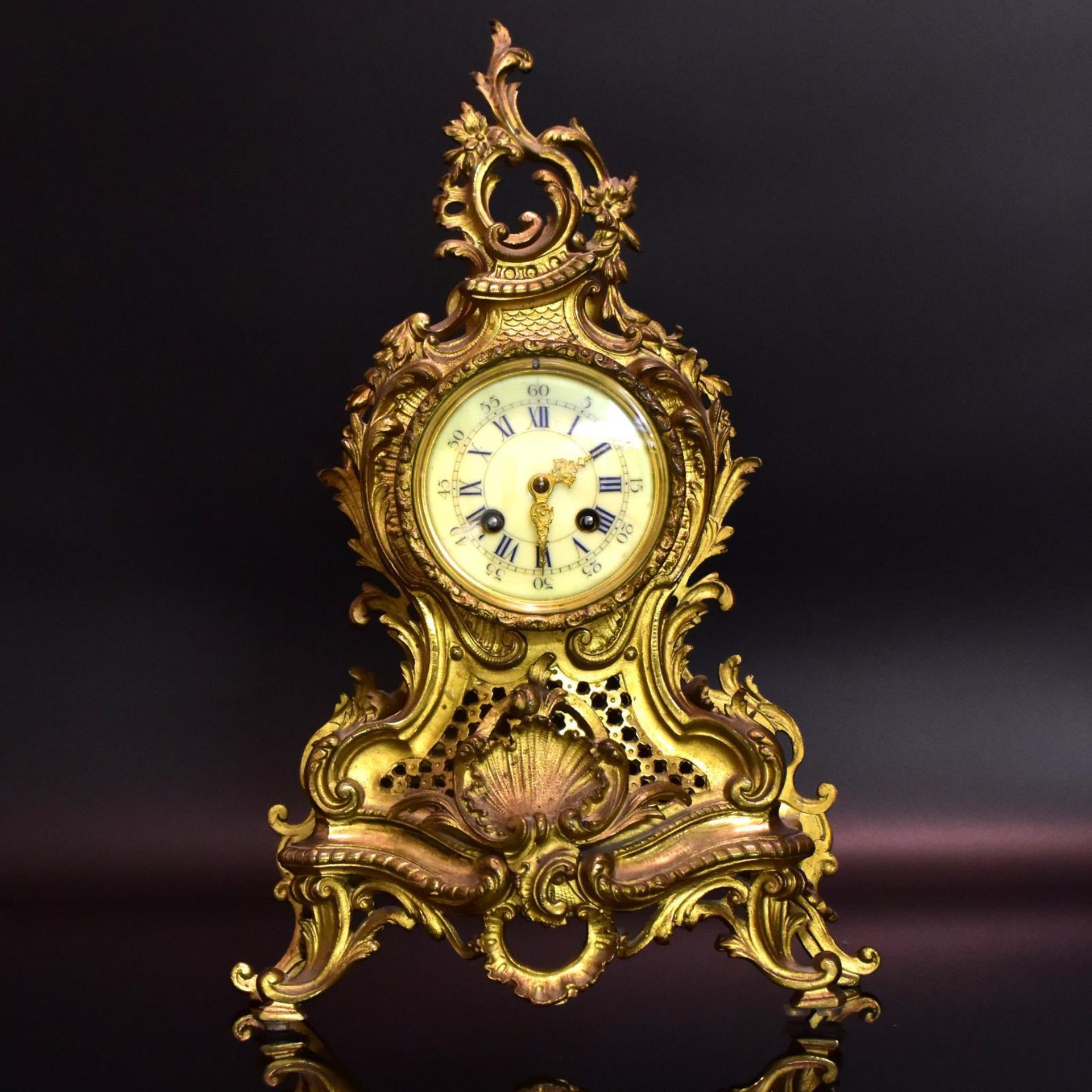 Kaminuhr. 19./20. Jh., Rokokostil | Gelbguss. Email. Glas.