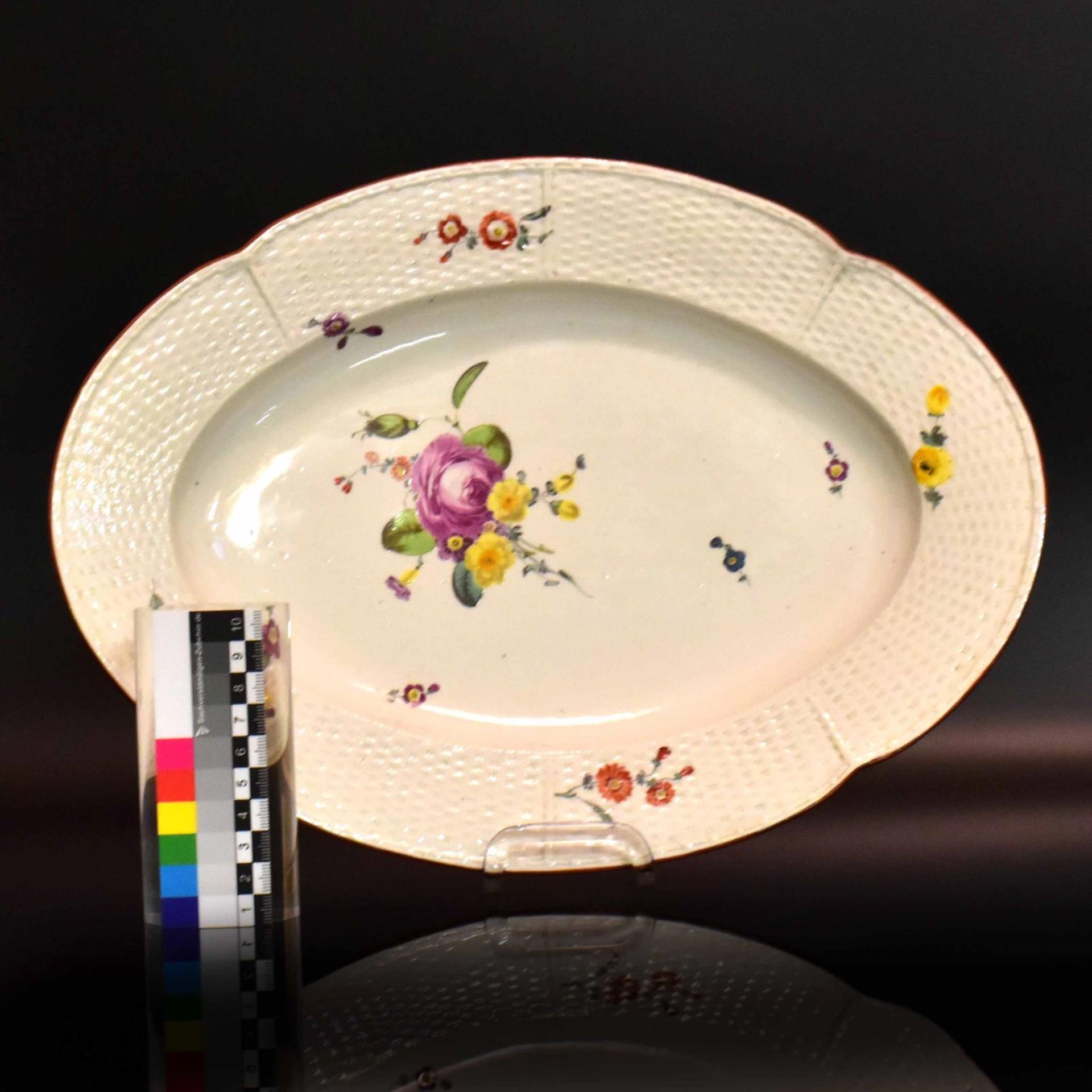 Ovale Platte. Frankenthal, 1777 | Porzellan, farbig staffiert. - Bild 2 aus 3