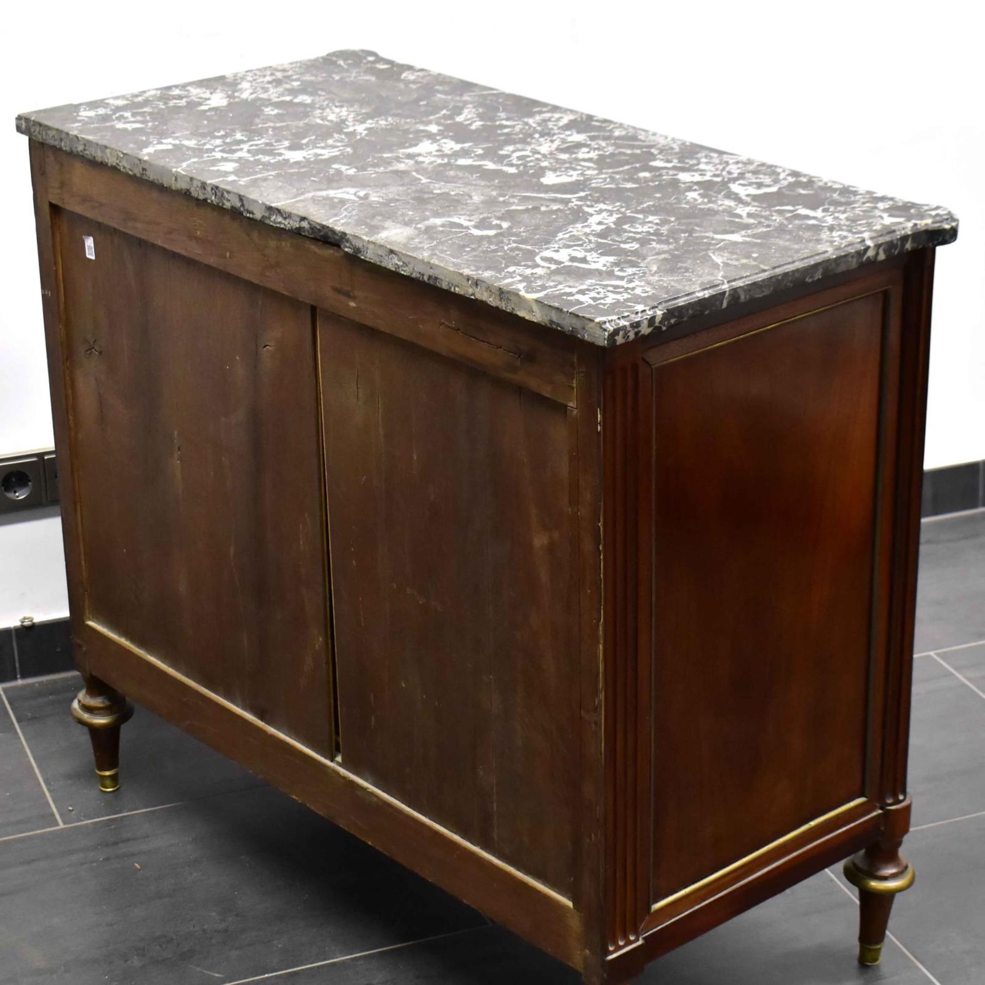 Kommode. Um 1900, Louis XVI Stil | Mahagoni furniert. Messing. Marmor. - Bild 2 aus 2