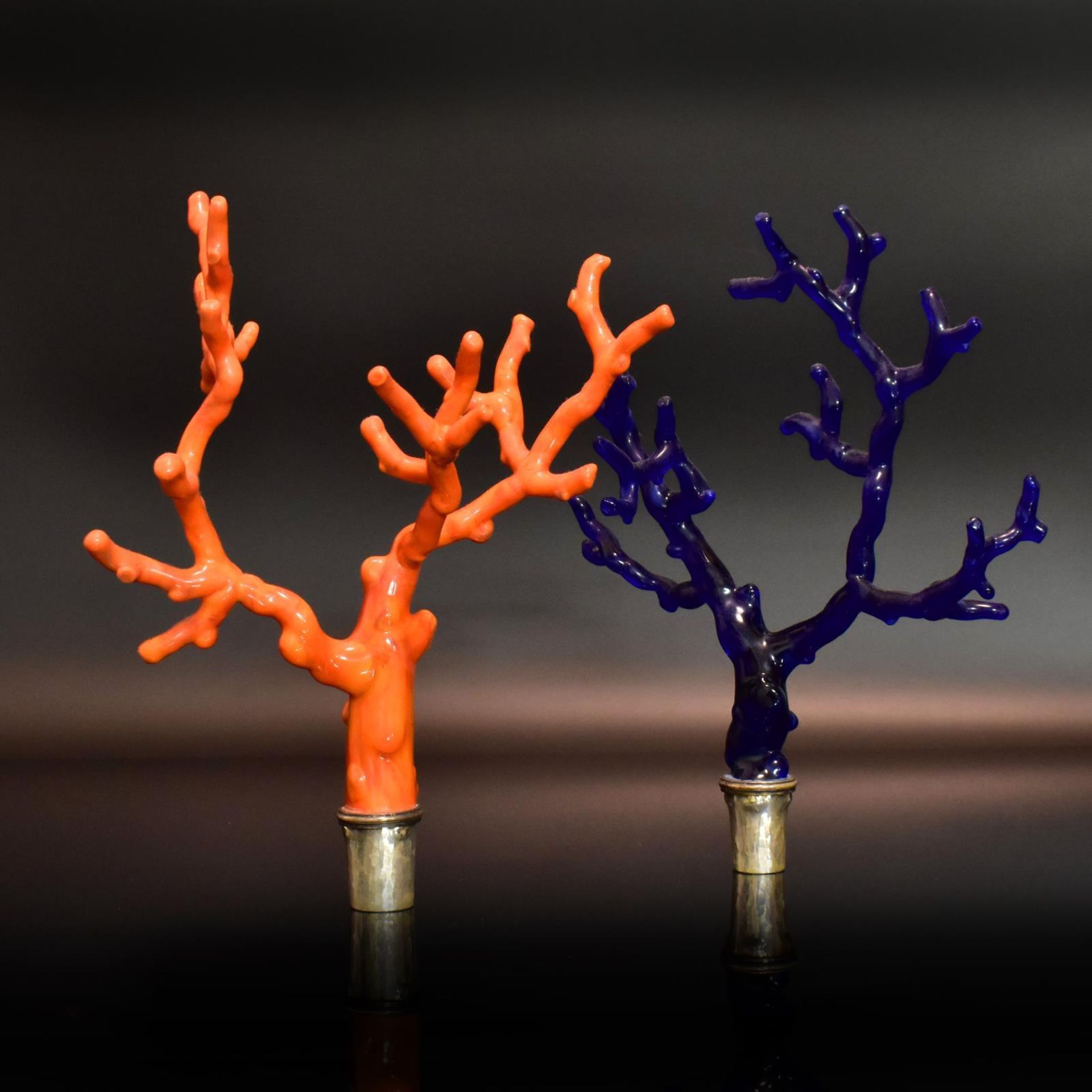 Zwei Flaschenstöpsel. Italien, 20. Jh., Entwurf von Giuliano Tincani | Blaues bzw. korallenrotes...