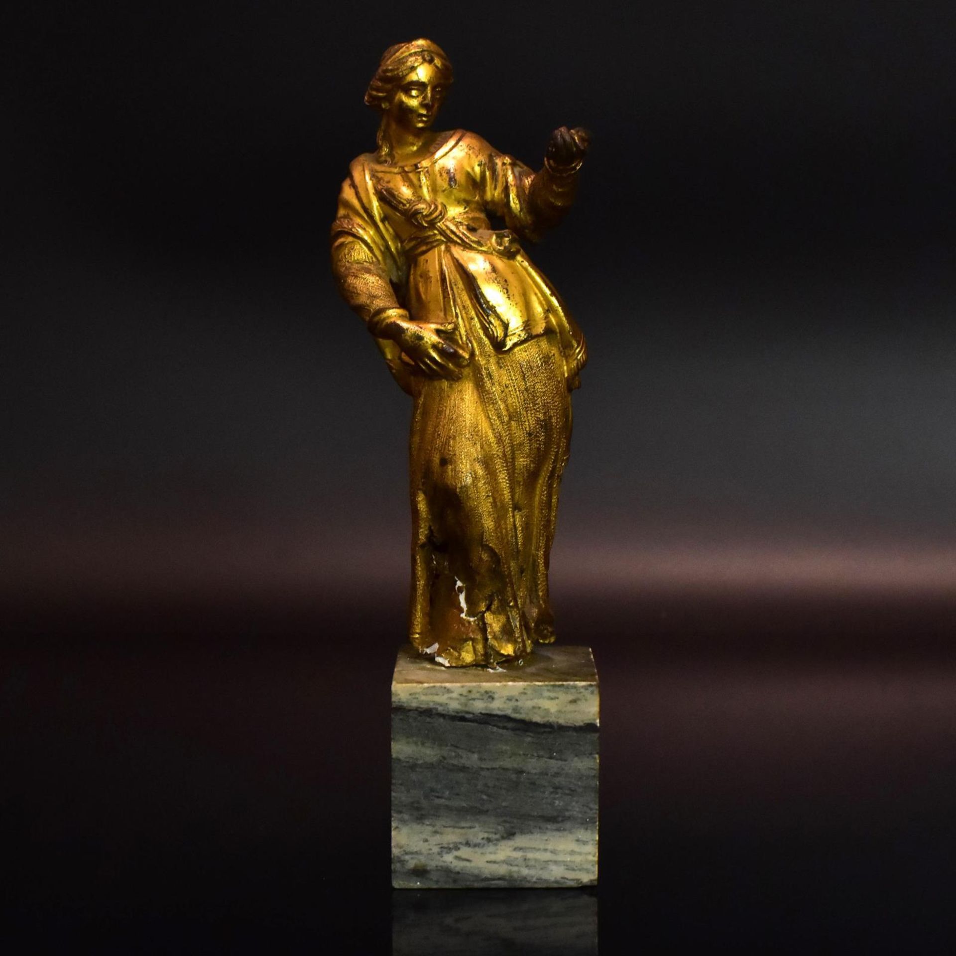 Weibliche Statuette. Wohl 17./18. Jh. | Kupfer, wohl feuervergoldet. Grüner Steinsockel.