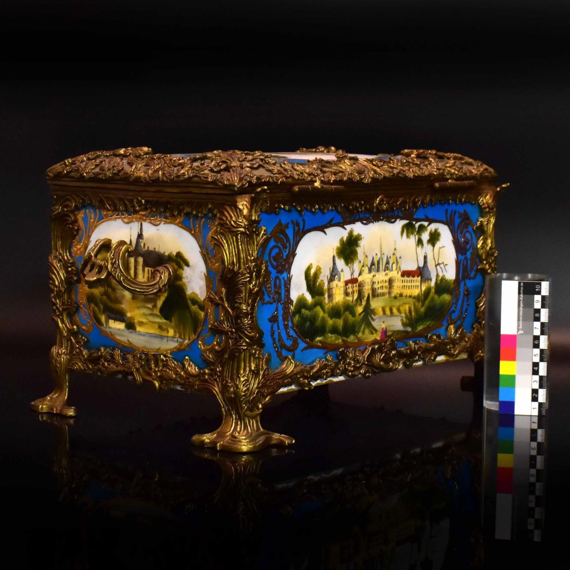 Schatulle. Wohl Frankreich, Ende 19. Jh. | Porzellan, Farb- und Goldstaffage. Messingmontierung. - Bild 2 aus 4