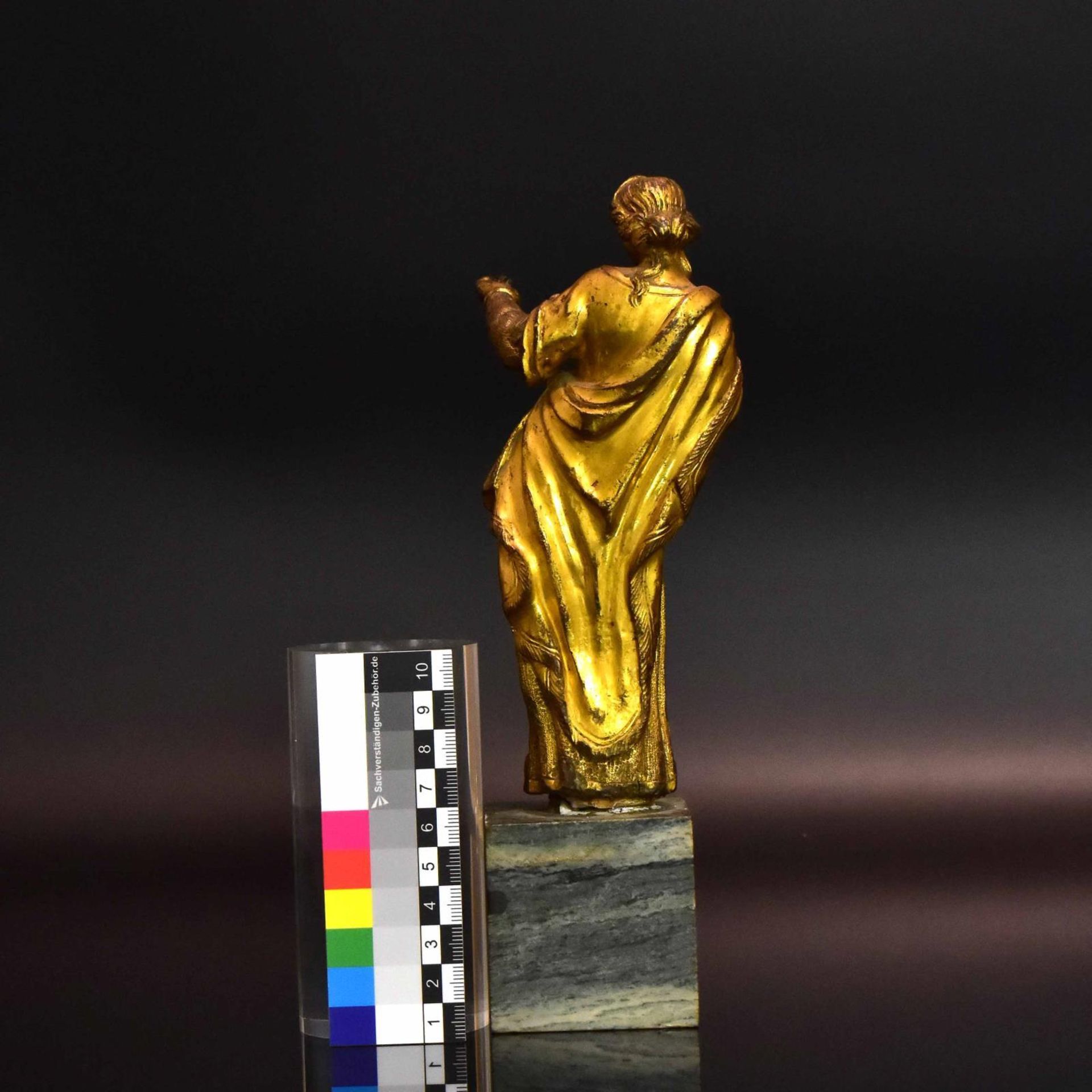 Weibliche Statuette. Wohl 17./18. Jh. | Kupfer, wohl feuervergoldet. Grüner Steinsockel. - Bild 2 aus 2