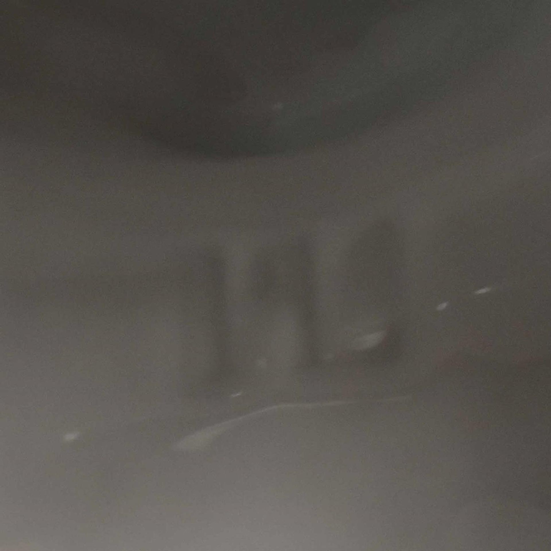 Ein Paar Figurenvasen. Wohl Frankreich, Ende 19. Jh. | Porzellan, Farb- und Goldstaffagen. - Bild 4 aus 4