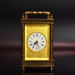 Kleine Tischuhr. 20. Jh. | Messing. Glas. Email.