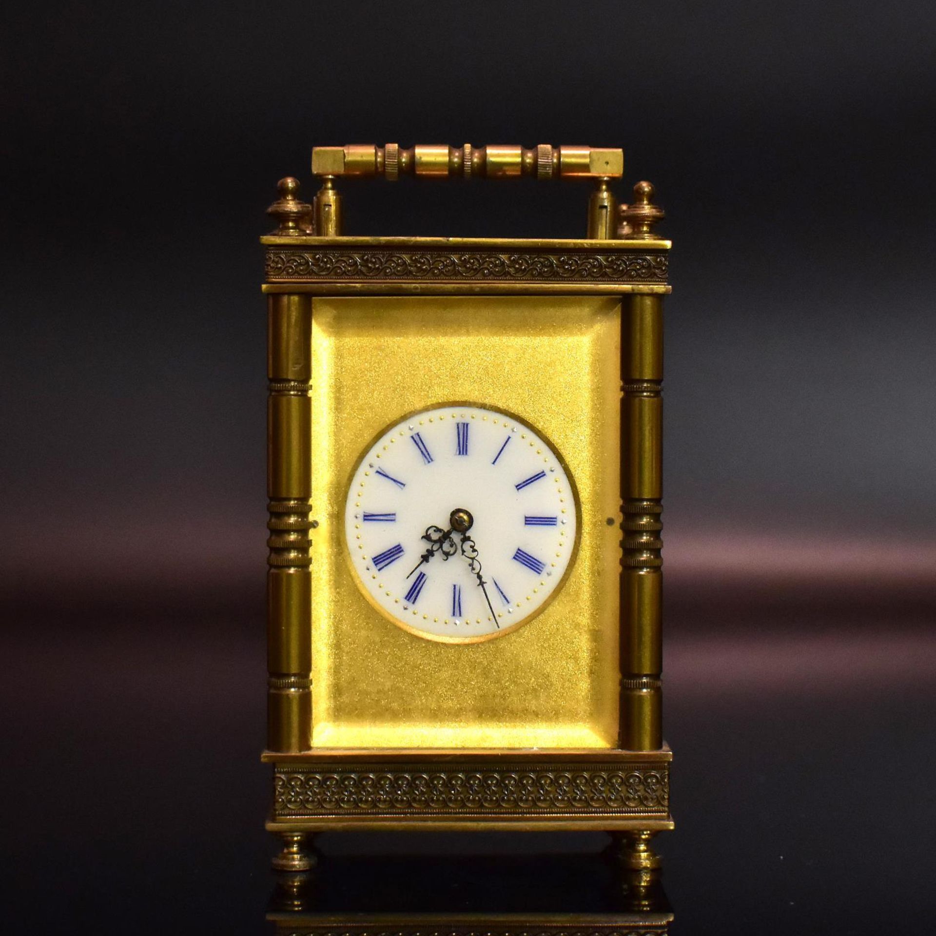 Kleine Tischuhr. 20. Jh. | Messing. Glas. Email.