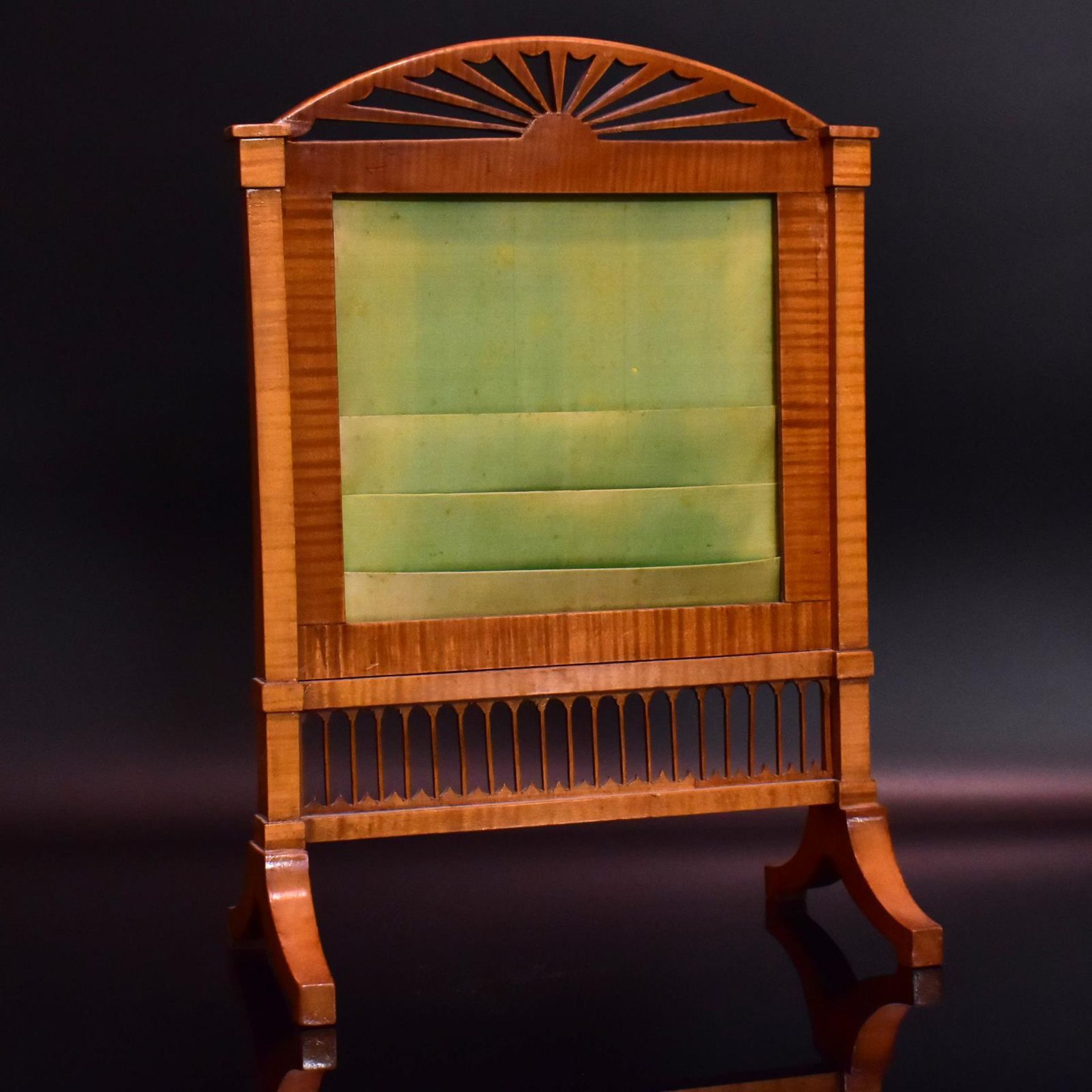 Tischlichtschirm. Ende 19. Jh. | Ahorn, Seide.