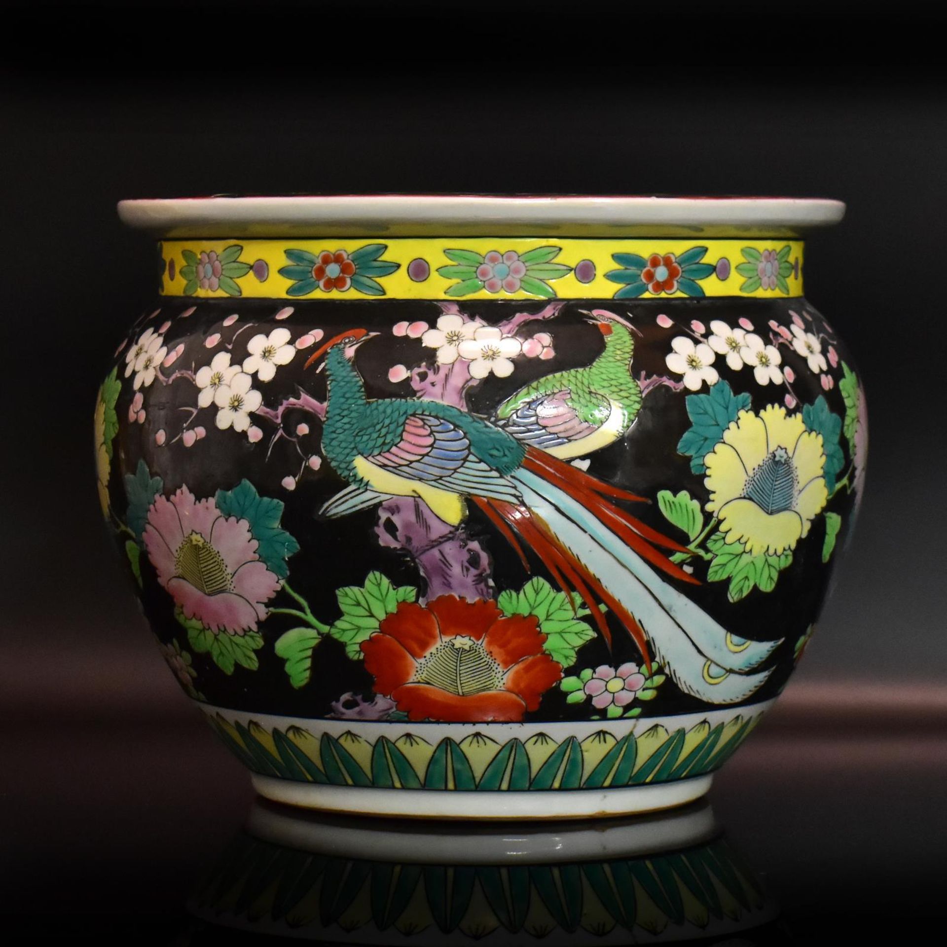 Cachepot. China, 19./20. Jh. | Porzellan, bunter Schmelzfarbendekor.