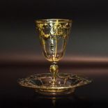 Pokalglas mit Unterteller. Wohl Ende 19. Jh. | Farbloses Glas, Silberauflage, teilvergoldet (gepr...