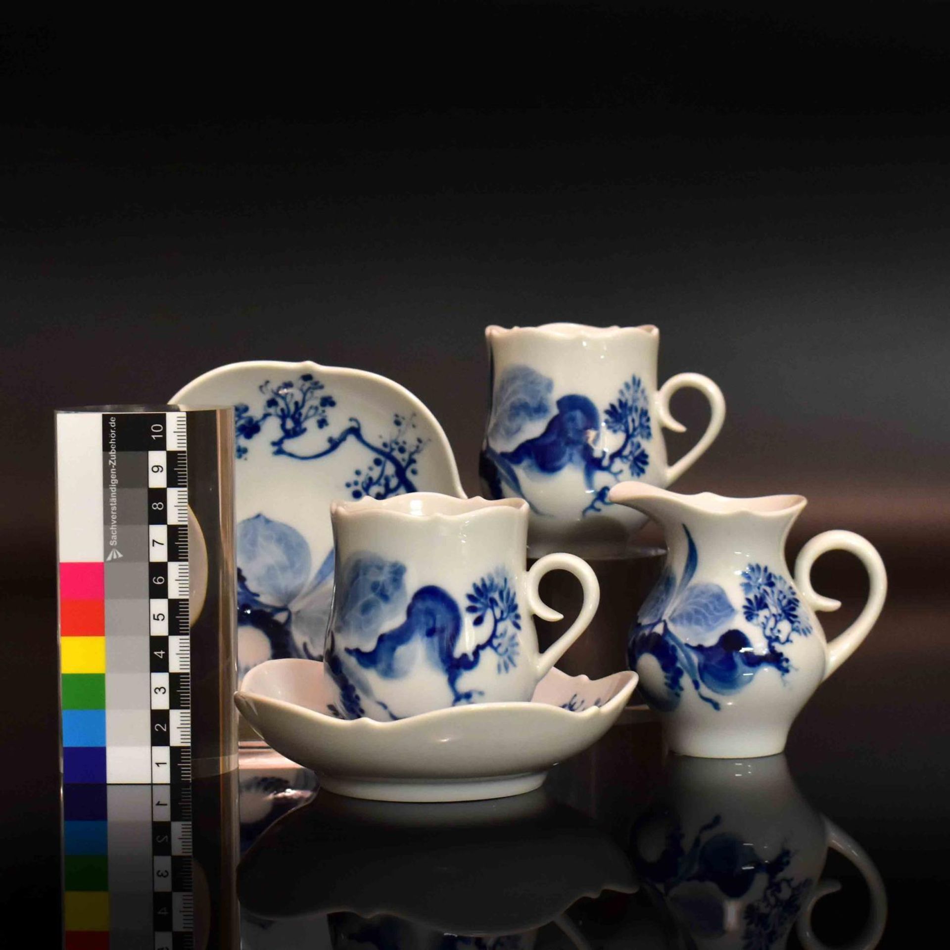 Ein Paar Mokkatassen mit Untertasse und Sahnekännchen. Meissen | Porzellan, unterglasurblauer Dekor. - Bild 2 aus 3