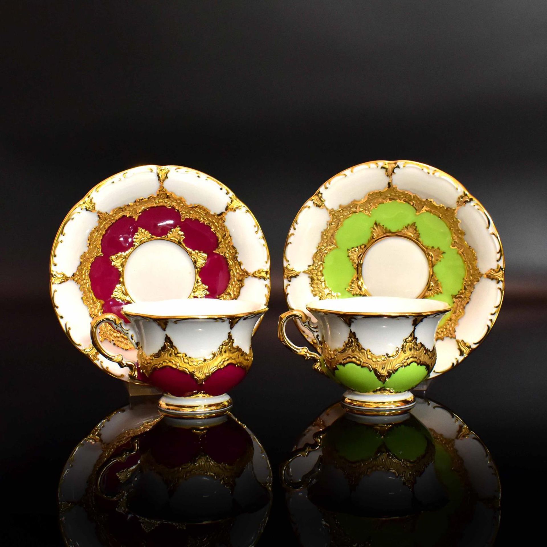 Zwei Mokkatassen mit Untertassen. Meissen | Porzellan, Farb- und Goldstaffagen. - Bild 2 aus 4