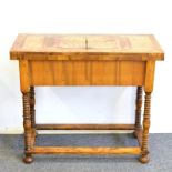 Klapptisch. Um 1900, Barockstil | Nussbaum, Wurzel, Ahorn und andere Hölzer furniert.