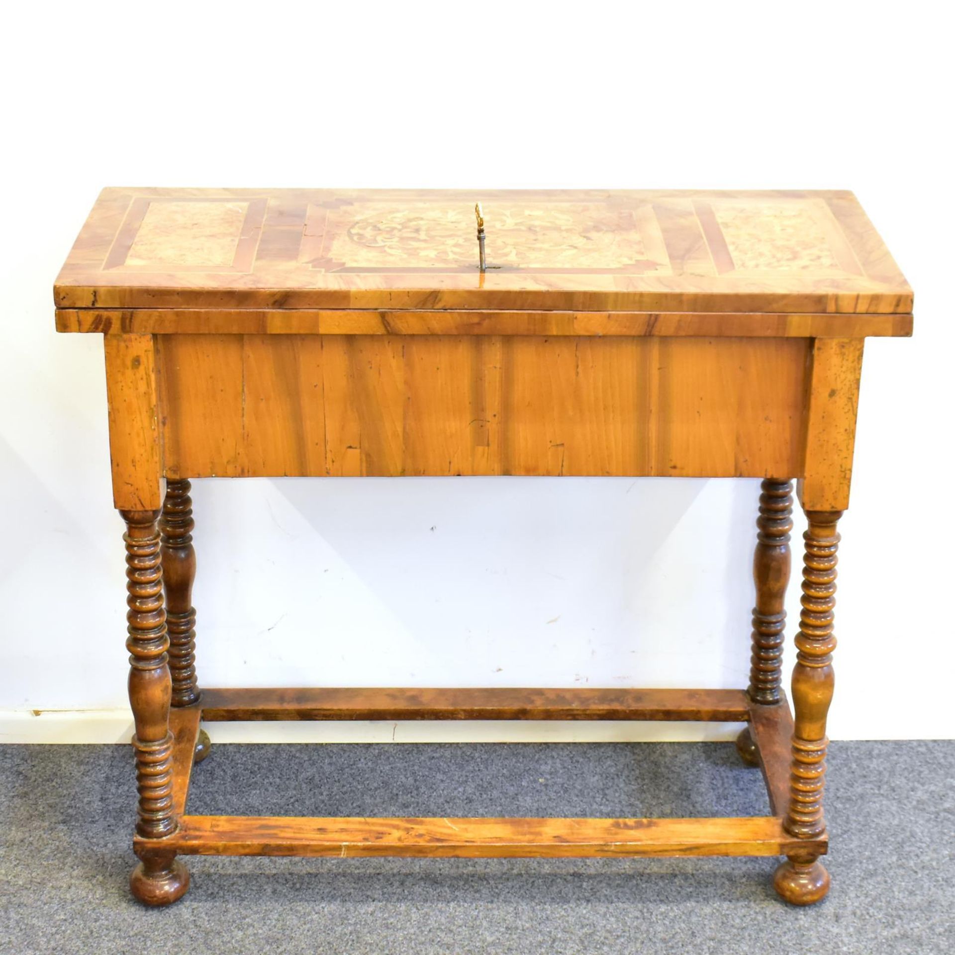 Klapptisch. Um 1900, Barockstil | Nussbaum, Wurzel, Ahorn und andere Hölzer furniert.