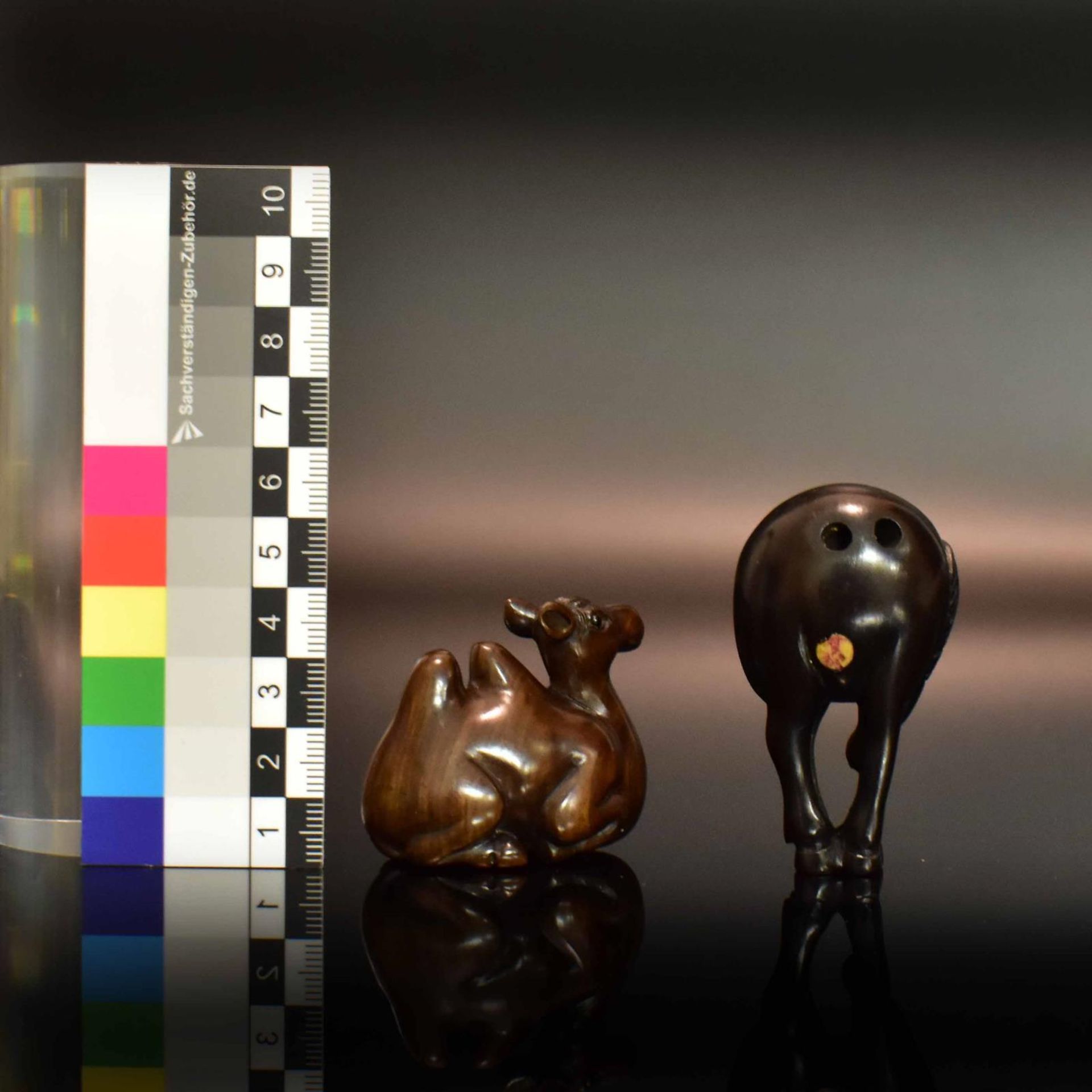 Zwei Netsuke: Grasendes Pferd / Liegendes Kamel. Japan, 19./20. Jh. | Buchsbaum, geschnitzt, Auge... - Bild 2 aus 2