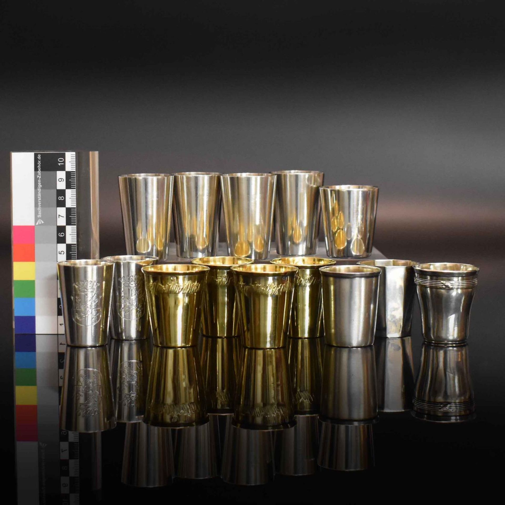 Zwölf Schnapsbecher. Silber, tlw. vergoldet. - Bild 2 aus 3
