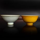 Zwei Kummen. China, 19./20. Jh. | Porzellan, staffiert bzw. Steinzeug, zartgrüne Seladonglasur.