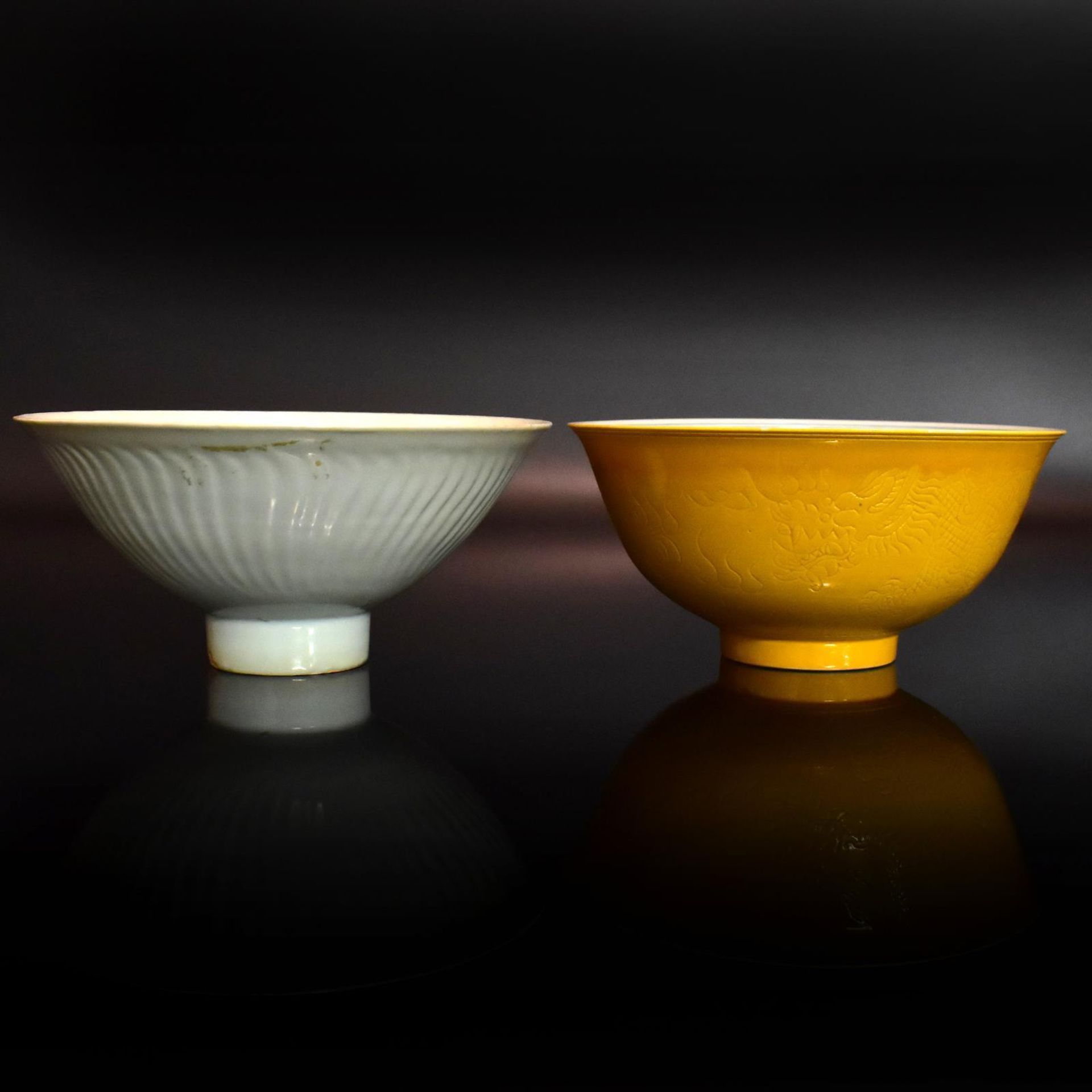 Zwei Kummen. China, 19./20. Jh. | Porzellan, staffiert bzw. Steinzeug, zartgrüne Seladonglasur.