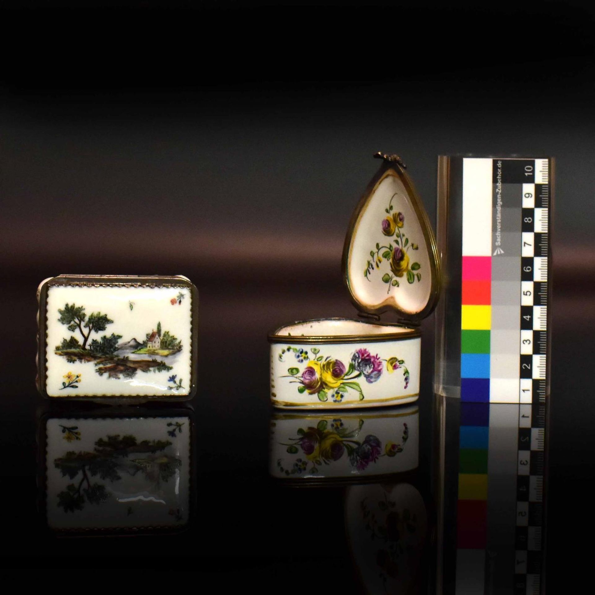 Zwei Dosen. Frankreich, 19./20. Jh. | Porzellan und Email, Metallmontierungen. - Bild 2 aus 4