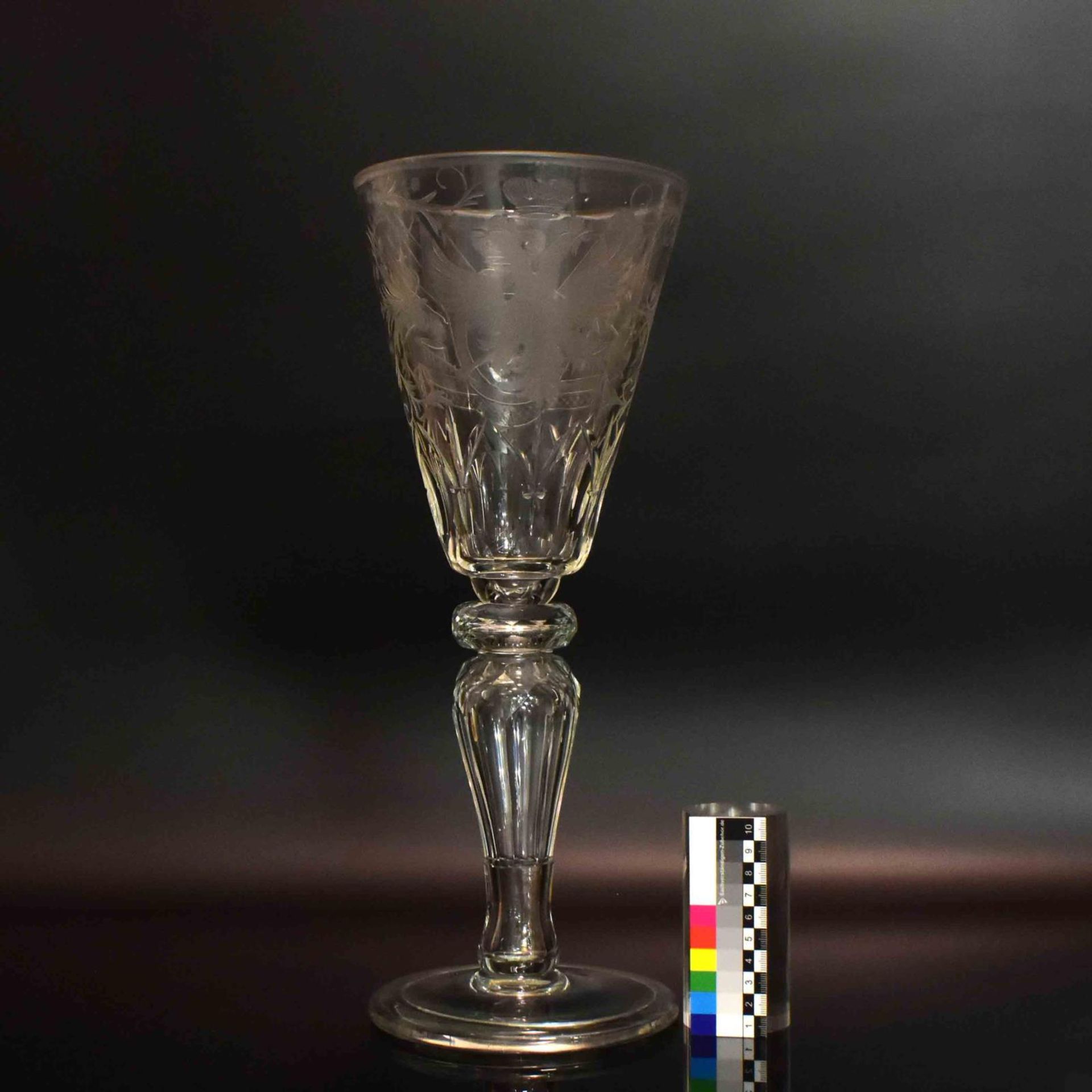 Großes Pokalglas. Wohl Russland, St. Petersburg, 18./19. Jh. | Farbloses Glas, Schnitt- und Schli... - Bild 4 aus 4