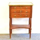 Beistellkommode. 19. Jh. und später, Louis XVI Stil | Nussbaum. Marmor. Messing.