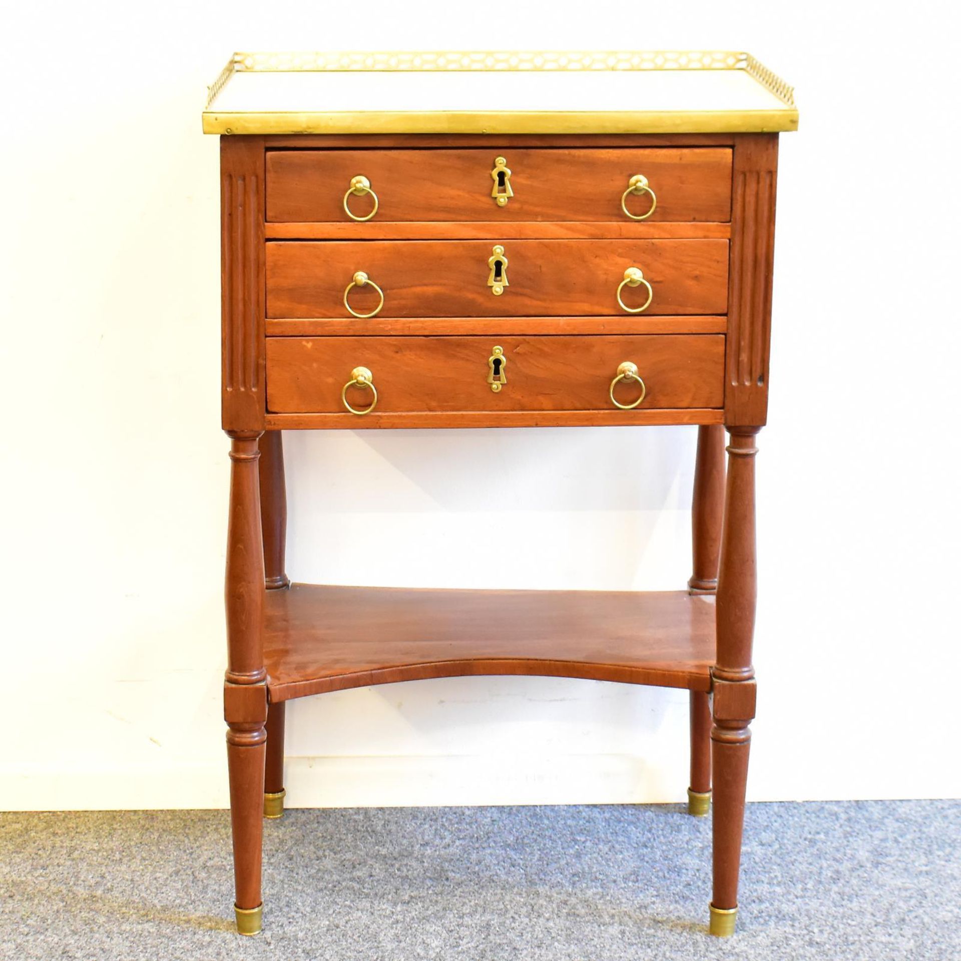 Beistellkommode. 19. Jh. und später, Louis XVI Stil | Nussbaum. Marmor. Messing.