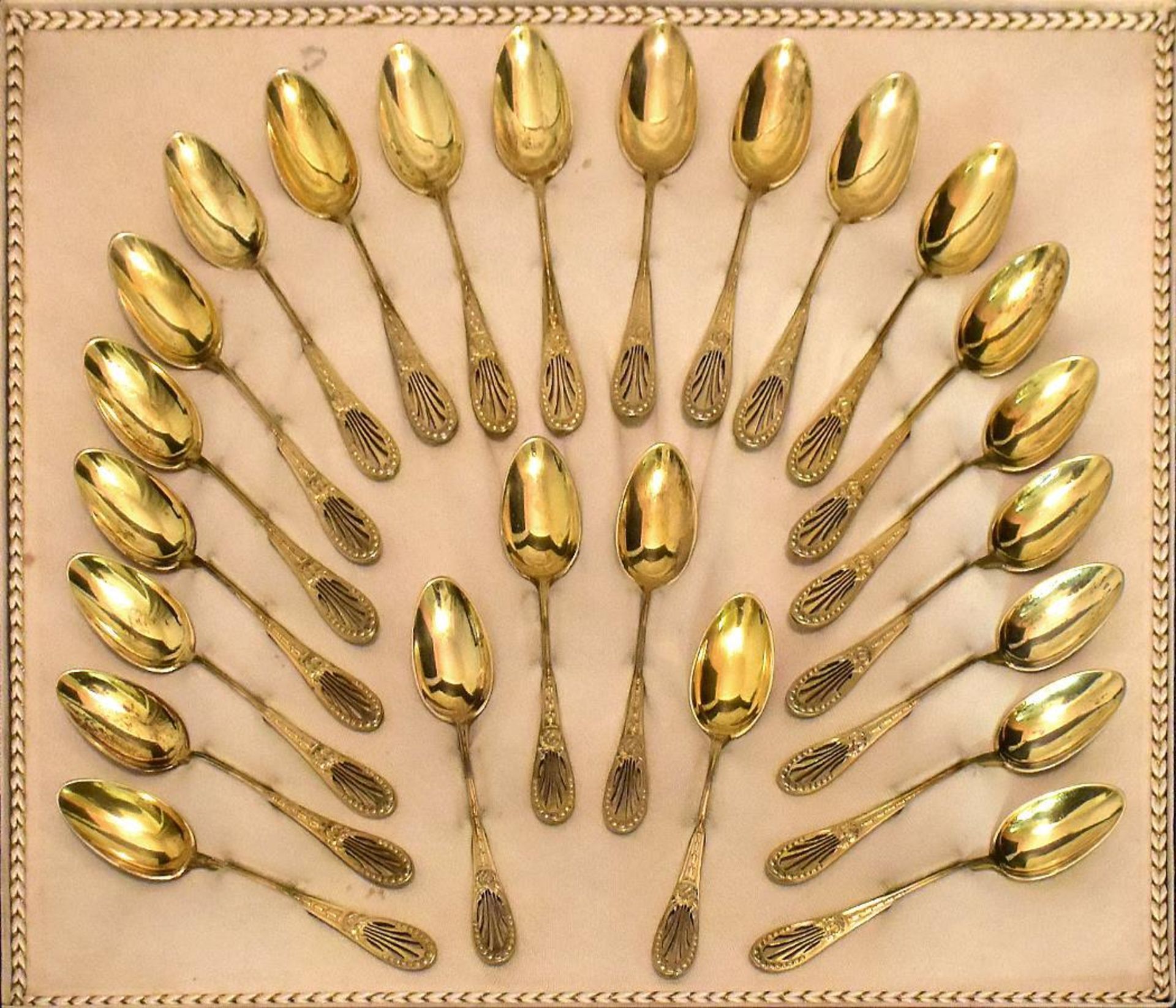 Satz von 24 Moccalöffeln. Bremen, 20. Jh., Bremer Silberwarenfabrik | Silber, vergoldet.