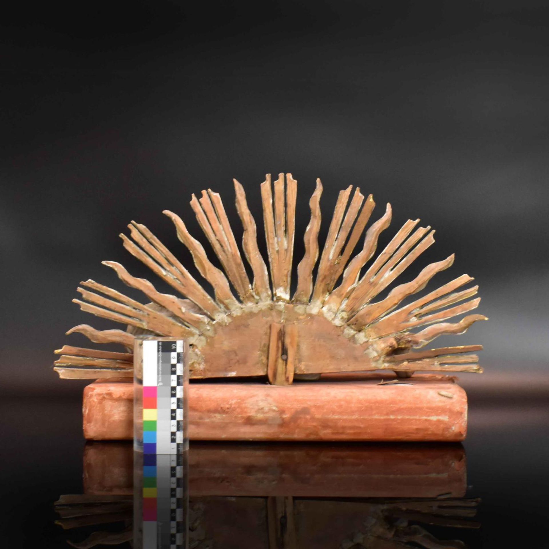 Apokalyptisches Lamm. 19./20. Jh. | Holz, geschnitzt, Farb- und Goldfassung, Papier. - Bild 2 aus 2