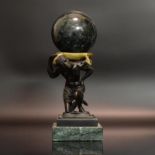 Kniender Atlas. 19./20. Jh. | Bronze, patiniert. Grüne Marmorkugel und -plinthe.