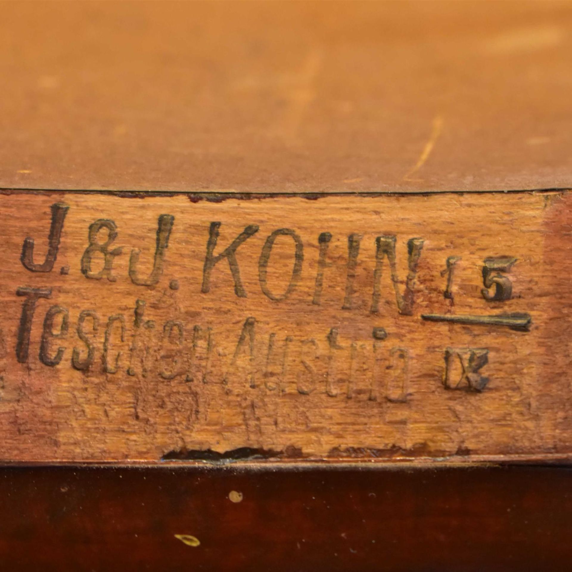 Vier Stühle. J & J Kohn, Österreich, 1890 und später | Bugholz. Leder. Messing. - Bild 2 aus 3