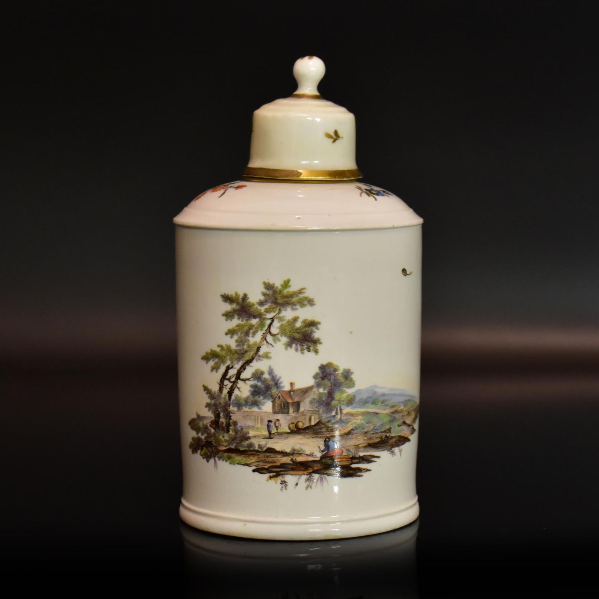 Teedose. Höchst, 18. Jh. | Porzellan, Farb- und Goldstaffage.