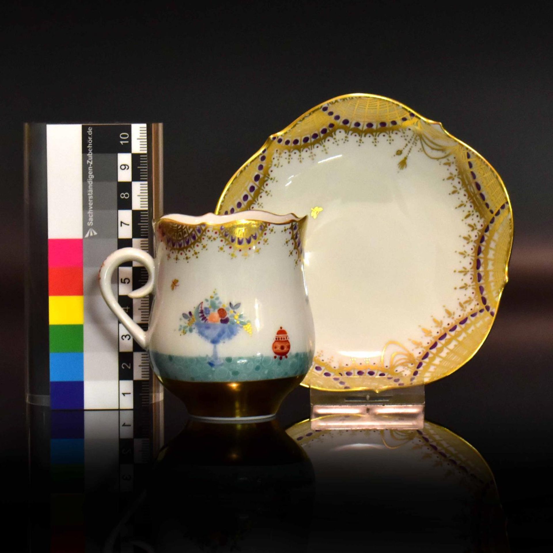 Mokkatasse mit Untertasse. Meissen, Form Ludwig Zepner, Dekor Prof. Heinz Werner | Porzellan, Far... - Bild 2 aus 3