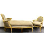 Chaise longue. Um 1900, Louis XVI Stil | Holz geschnitzt, Goldfassung. Stoffbezug.