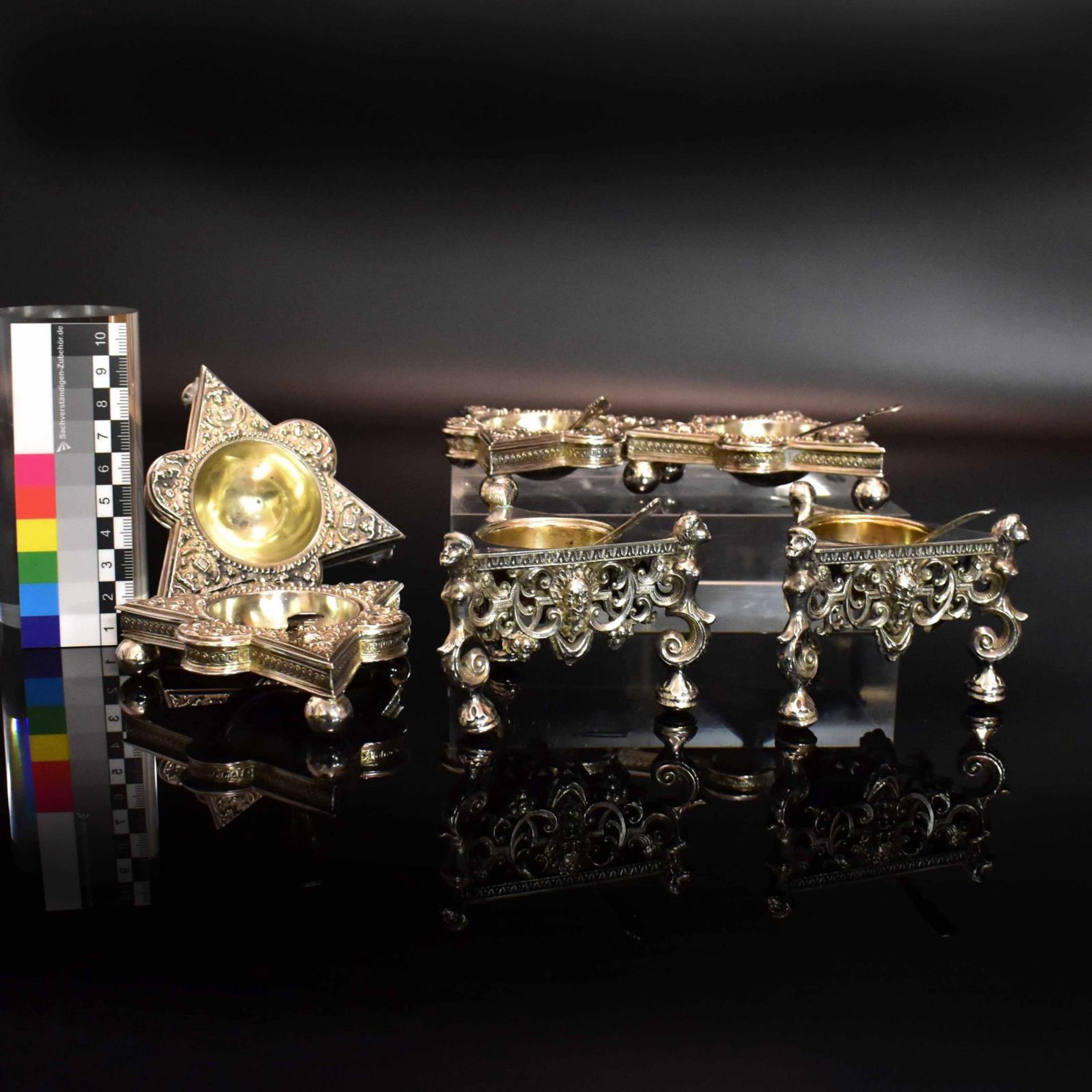 Satz von vier Salieren, ein Paar Salieren und fünf Löffelchen. U.a. Sheffield, 1870, CF | Silber,... - Bild 2 aus 4