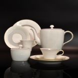 Teeservice, 32tlg. Nymphenburg, nach Entwurf von W. von Wersin | Porzellan, sparsame Farb- und Go...