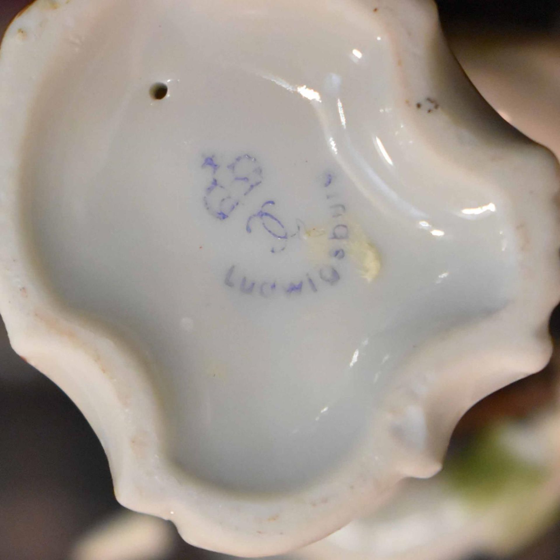 Neun Figuren. Ludwigsburg, 20. Jh. | Porzellan, Farb- und Goldstaffagen bzw. weiß. - Bild 4 aus 4