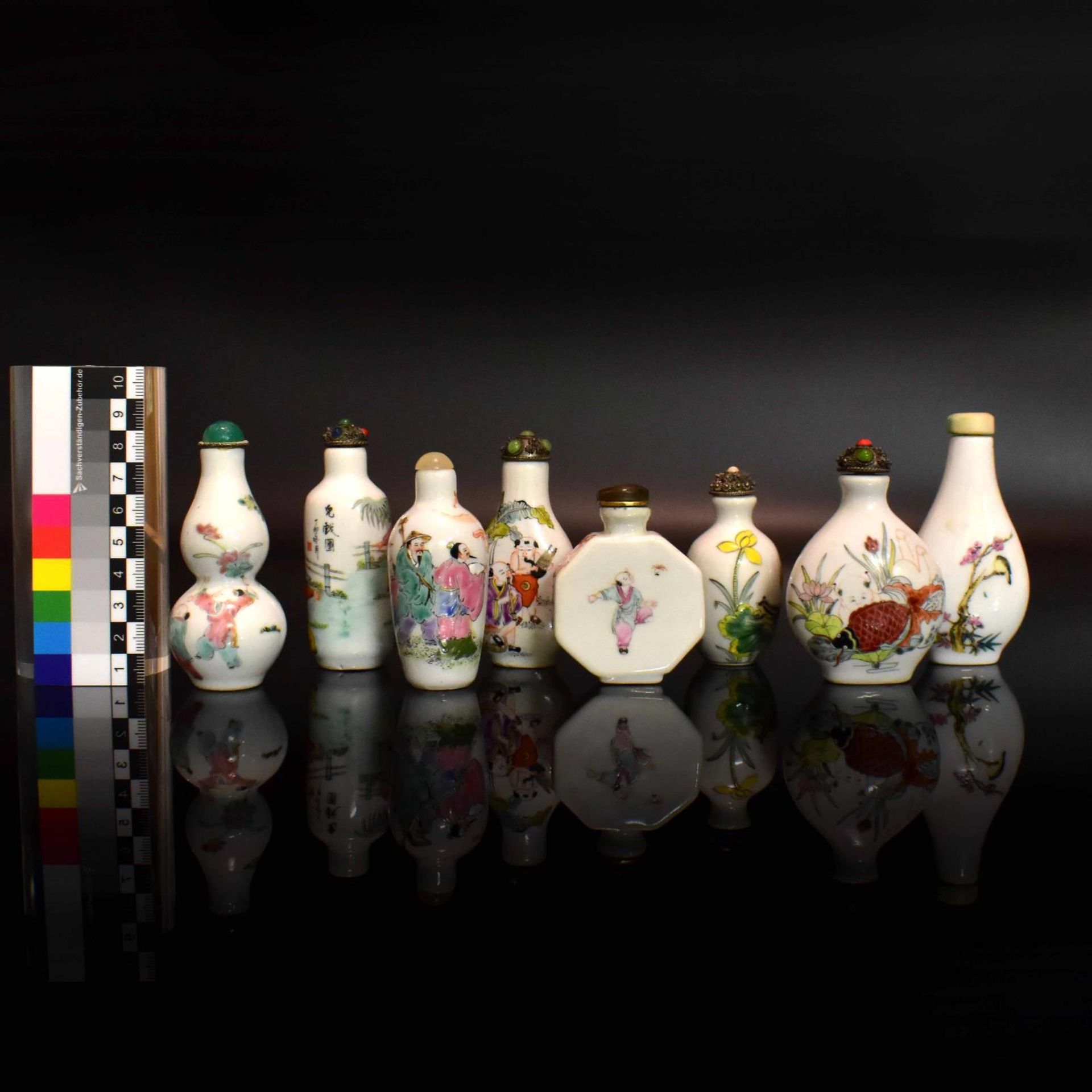Acht Snuff Bottles. China, 19./20. Jh. | Porzellan, polychrome Überglasurmalerei. - Bild 2 aus 2