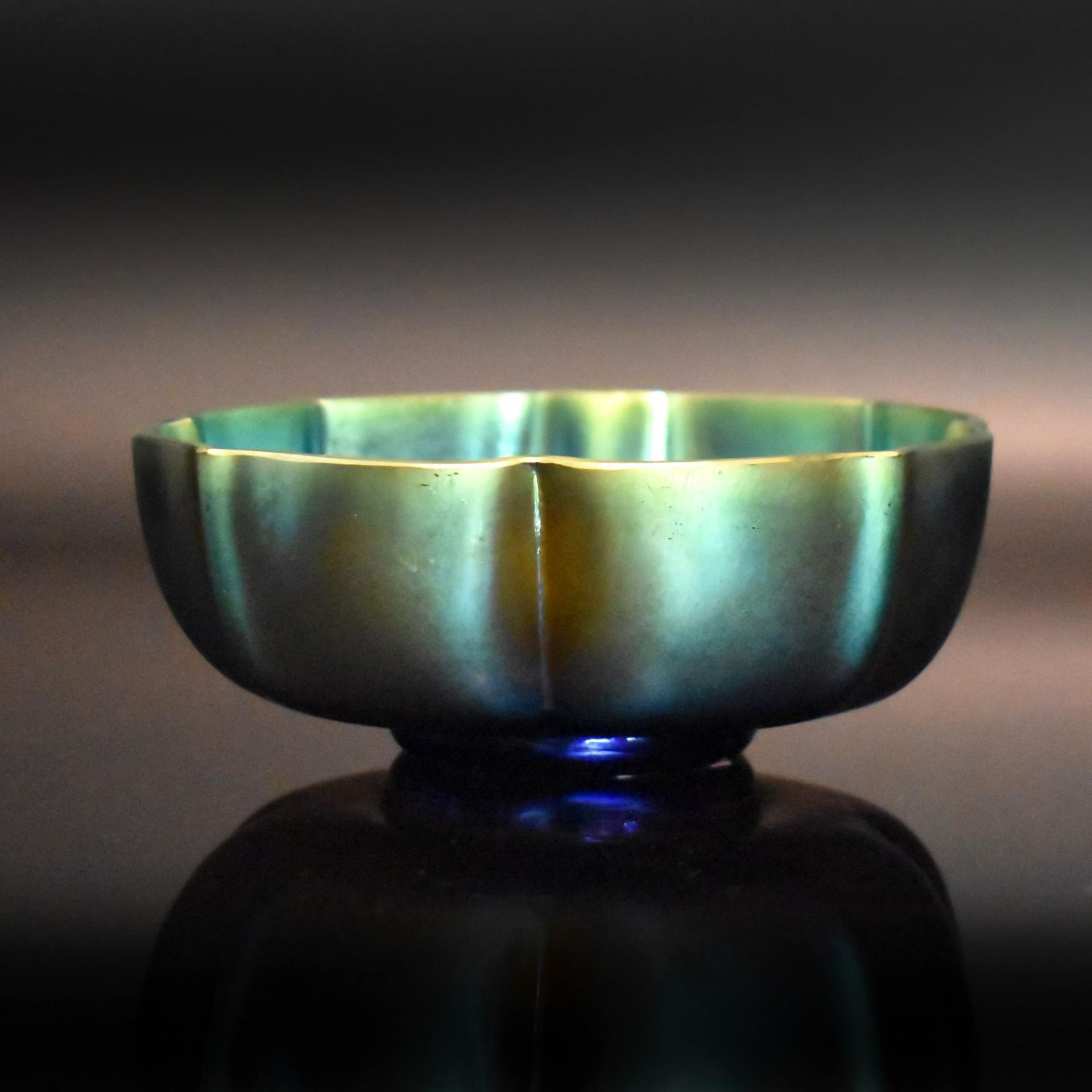 Kleine Myra-Schale. Wohl WMF | Farbloses Glas. Flächig mit Silbergelbbeize bemalt. Irisiert.