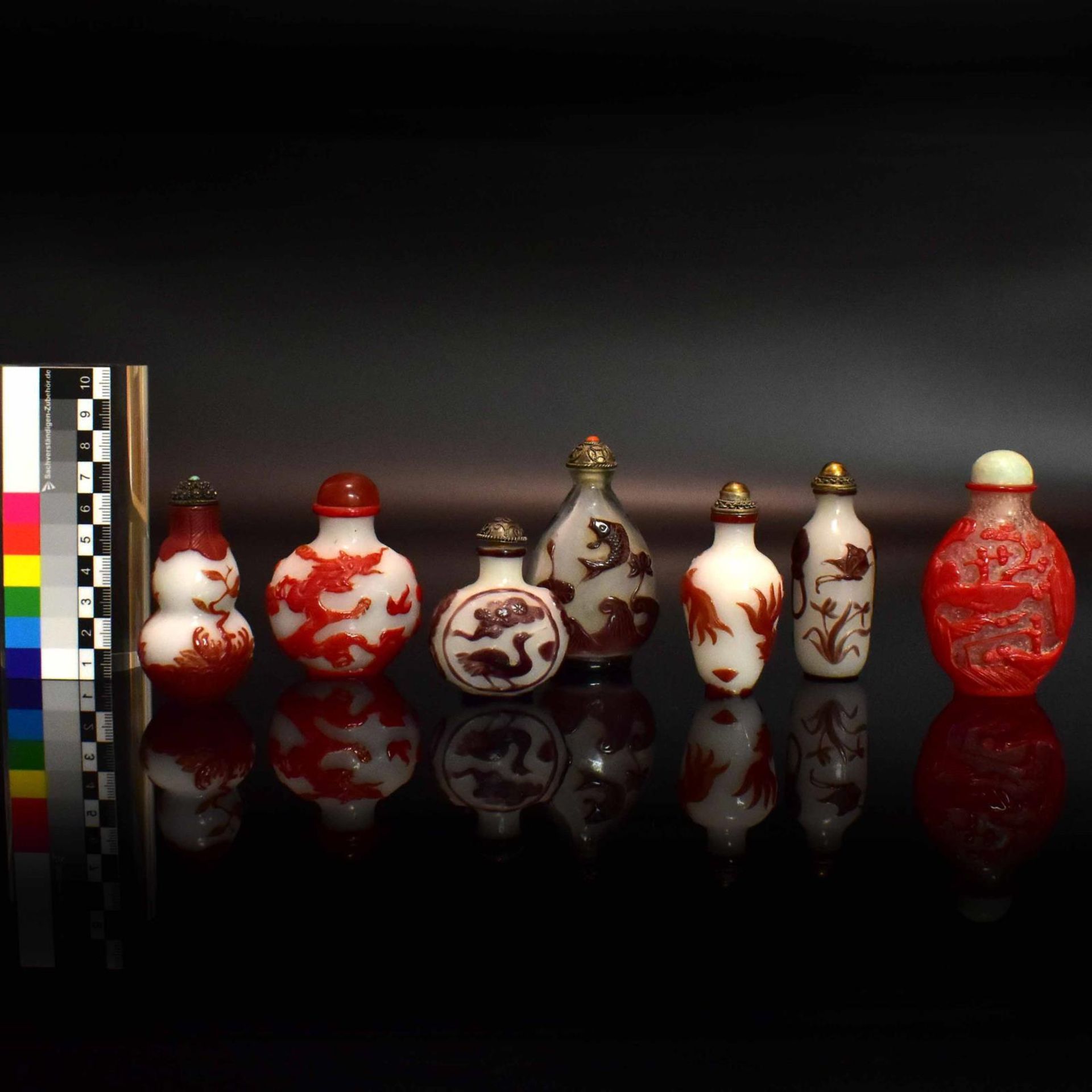 Sieben Snuff Bottles. China, 19./20. Jh. | Rotes bzw. violettes Überfangglas. - Bild 2 aus 2