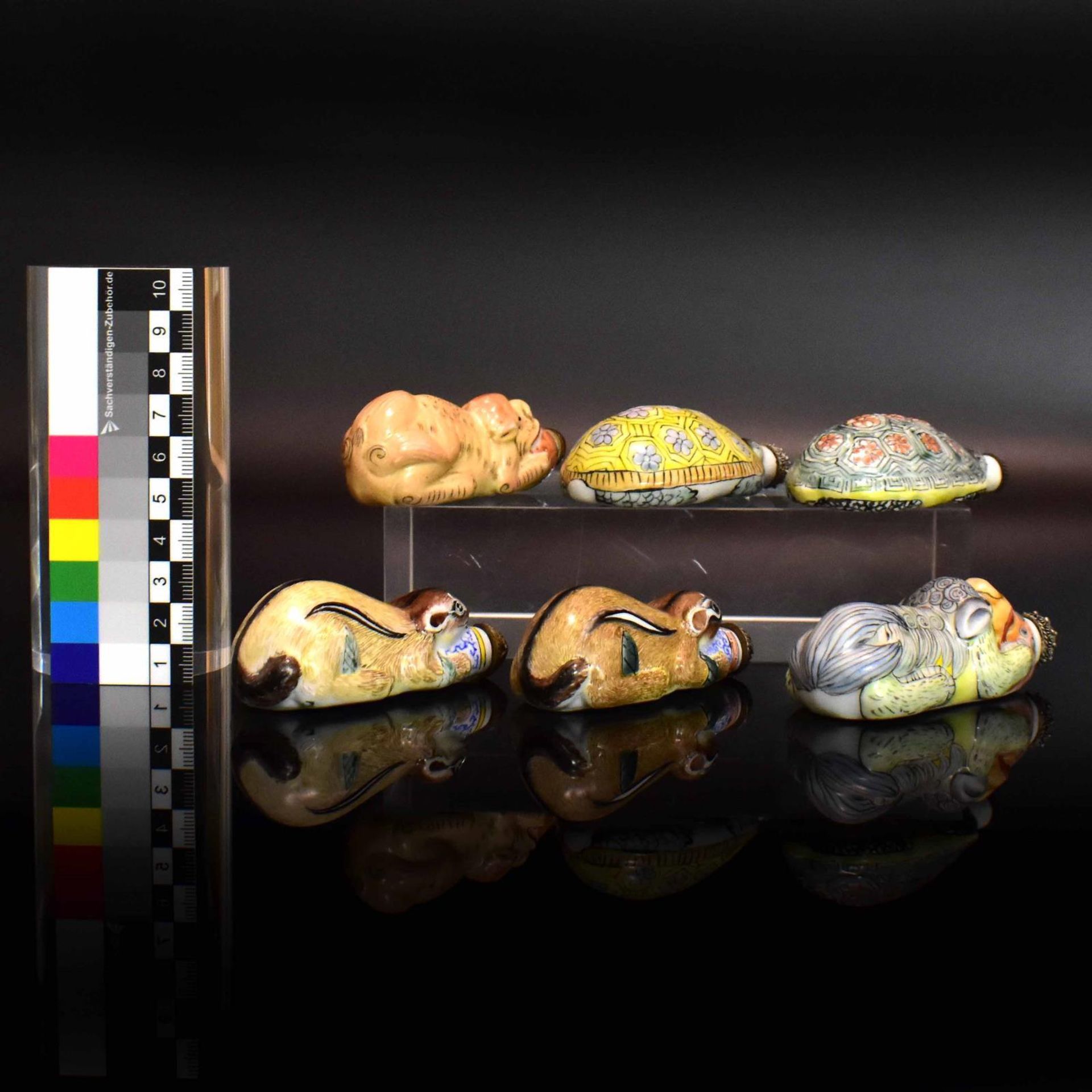 Sechs Snuff Bottles. China, 19./20. Jh. | Porzellan, polychrome Überglasurmalerei. - Bild 2 aus 2