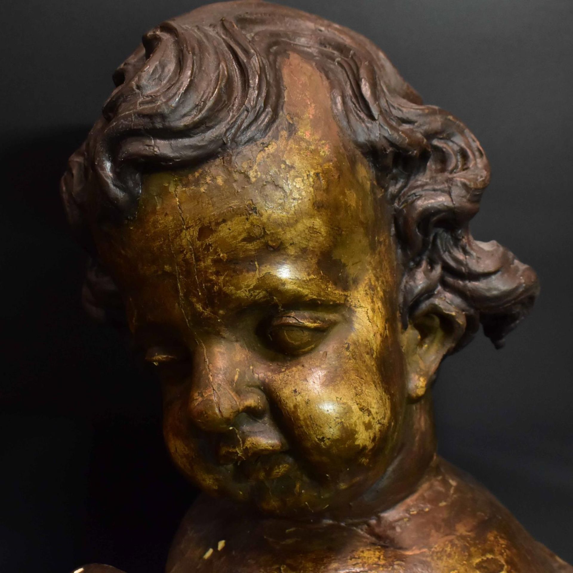 Geflügelter Puttenkopf. Wohl Süddeutschland, 18./19. Jh. | Holz, geschnitzt, Reste von Farb- und... - Bild 2 aus 2