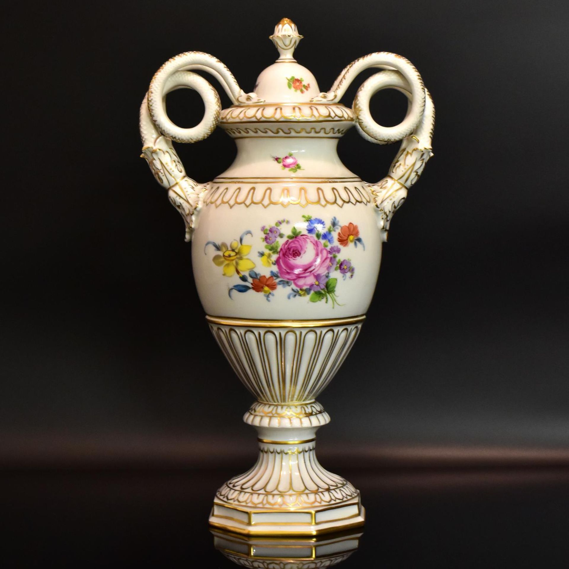 Schlangenhenkelvase mit Deckel. Carl Thieme, Potschappel | Porzellan, Farb- und Goldstaffage.