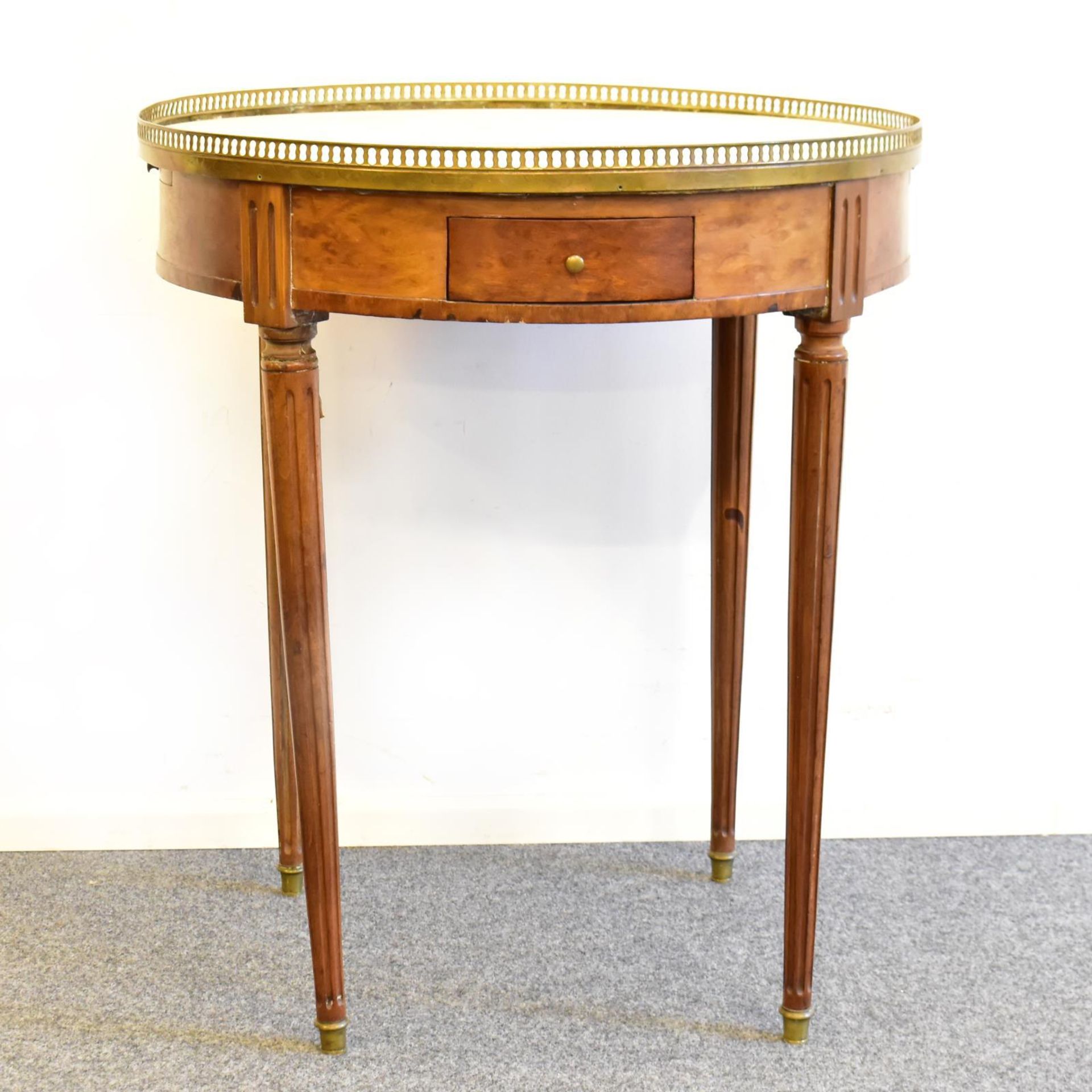 Beistelltisch. Um 1900, Louis XVI Stil | Nussbaum und andere Hölzer furniert, tlw. gebeitzt. Marm...