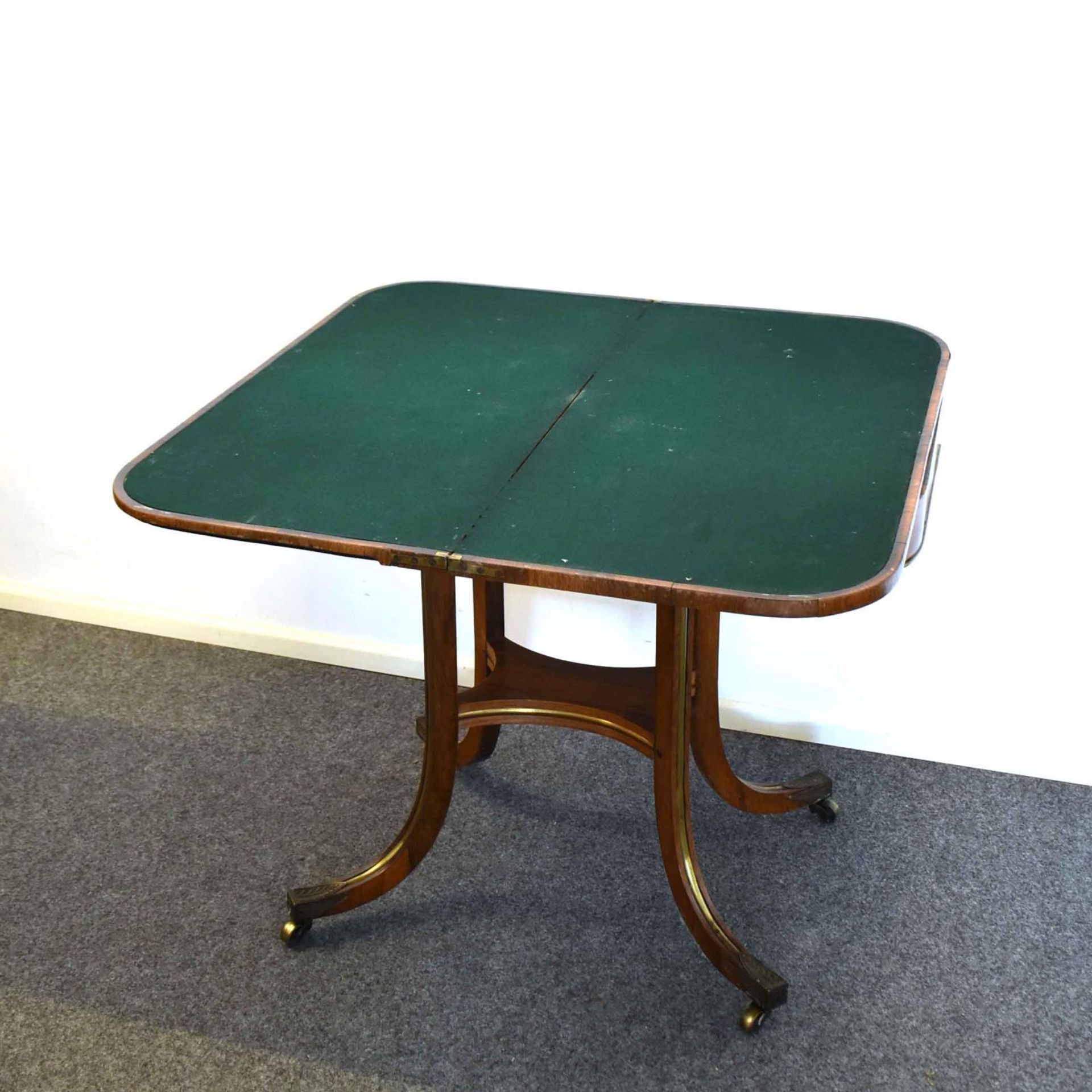 Spieltisch. 19./20. Jh. | Nussholz (?) furniert. Messing. Filz. - Bild 2 aus 2