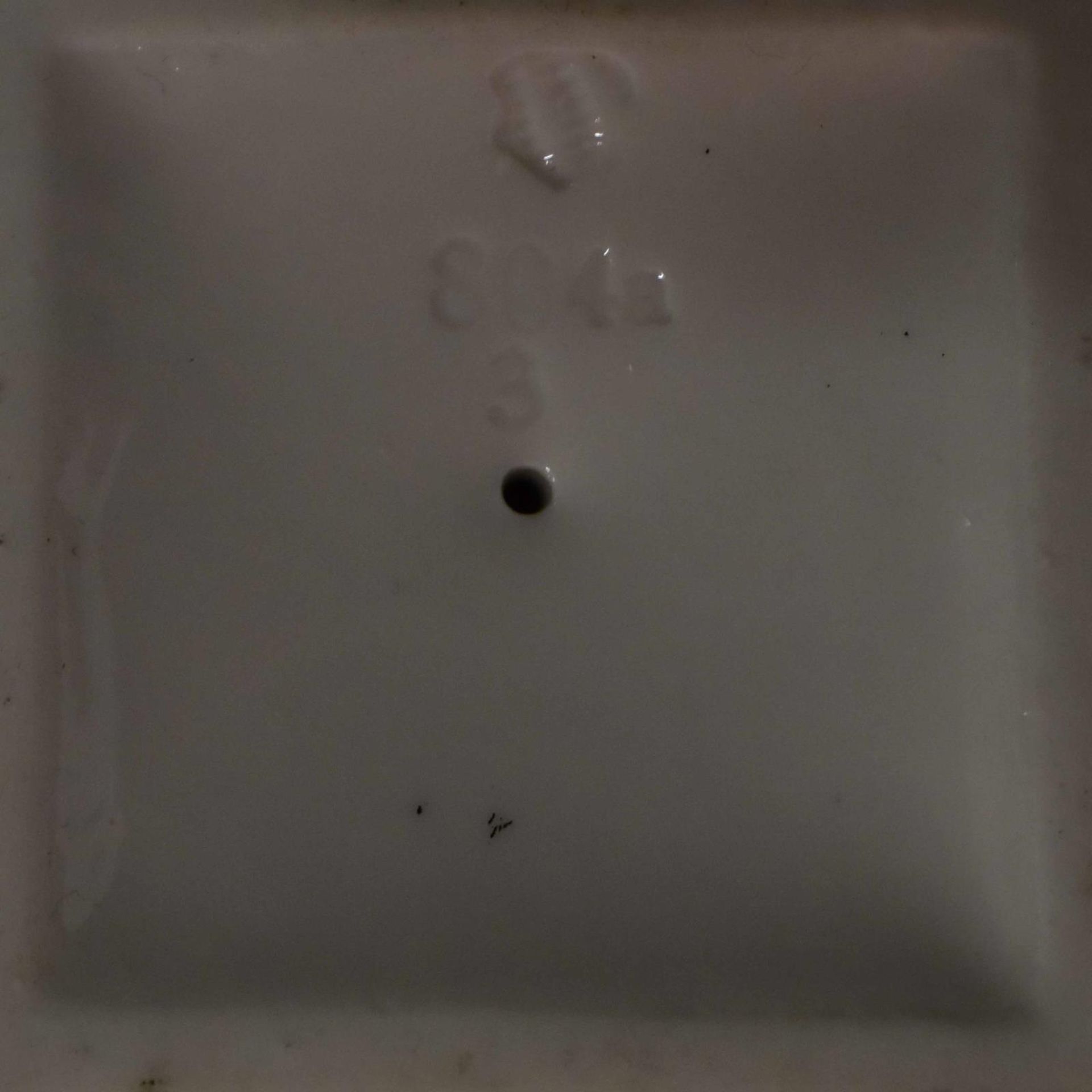 Sechs Putten auf Postamenten. Nymphenburg | Porzellan, weiß. - Bild 3 aus 3