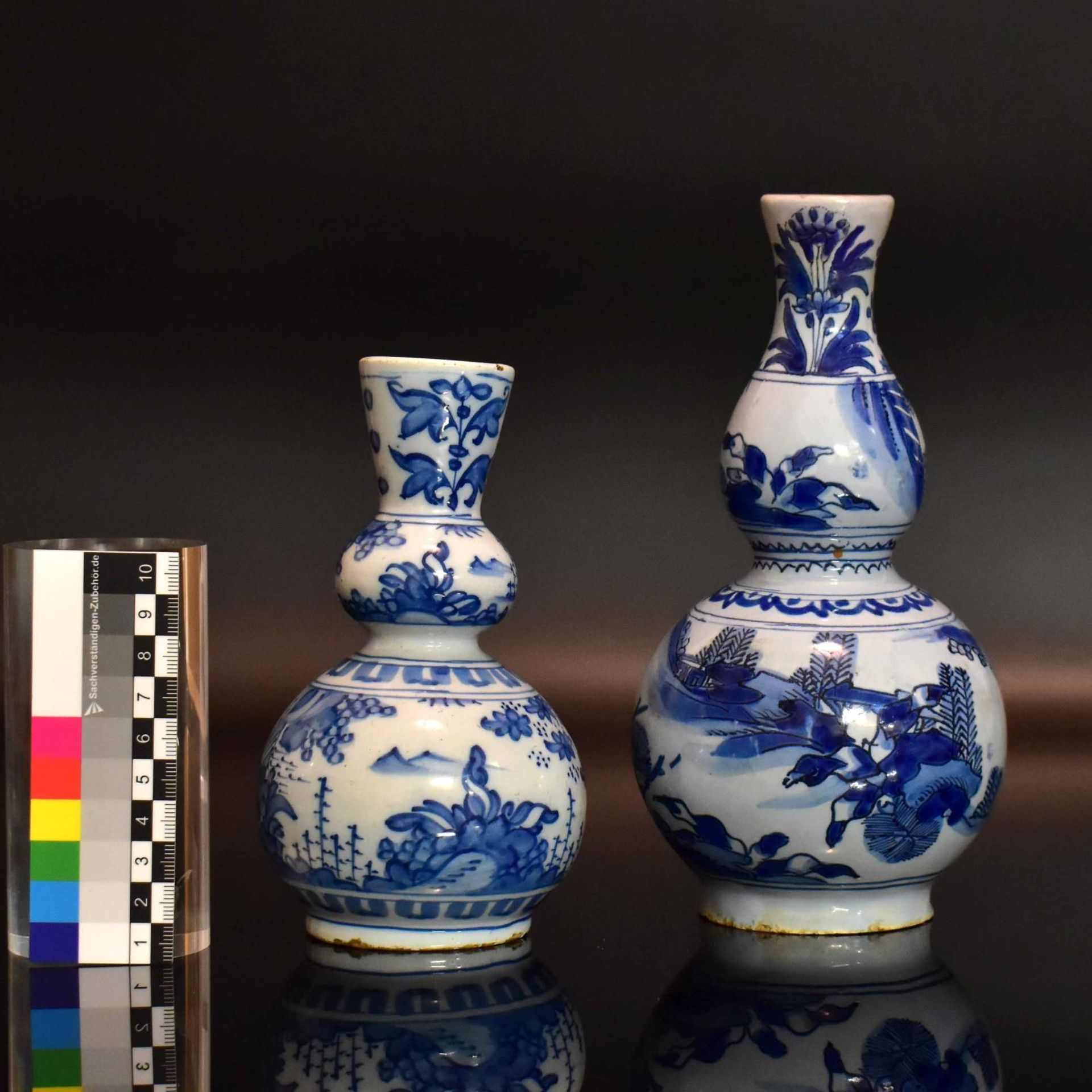 Zwei Doppelkürbisvasen. Hanau oder Frankfurt, 18. Jh. | Fayence. - Bild 2 aus 3