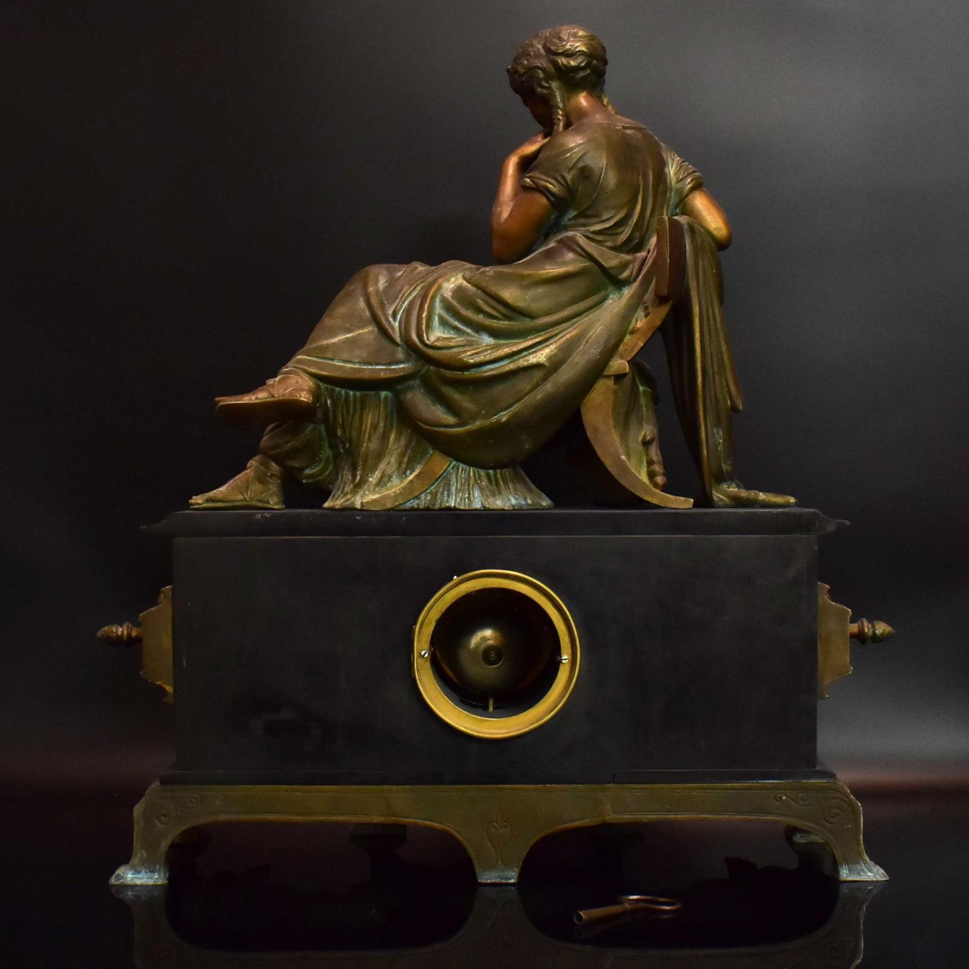 Tischuhr. 19./20. Jh. | Gelbguss. Schwarzer Stein. - Bild 2 aus 3