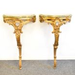 Ein Paar Konsoltische. Um 1900, Rokoko Stil | Holz, geschnitzt, Gold- und Farbfassung.