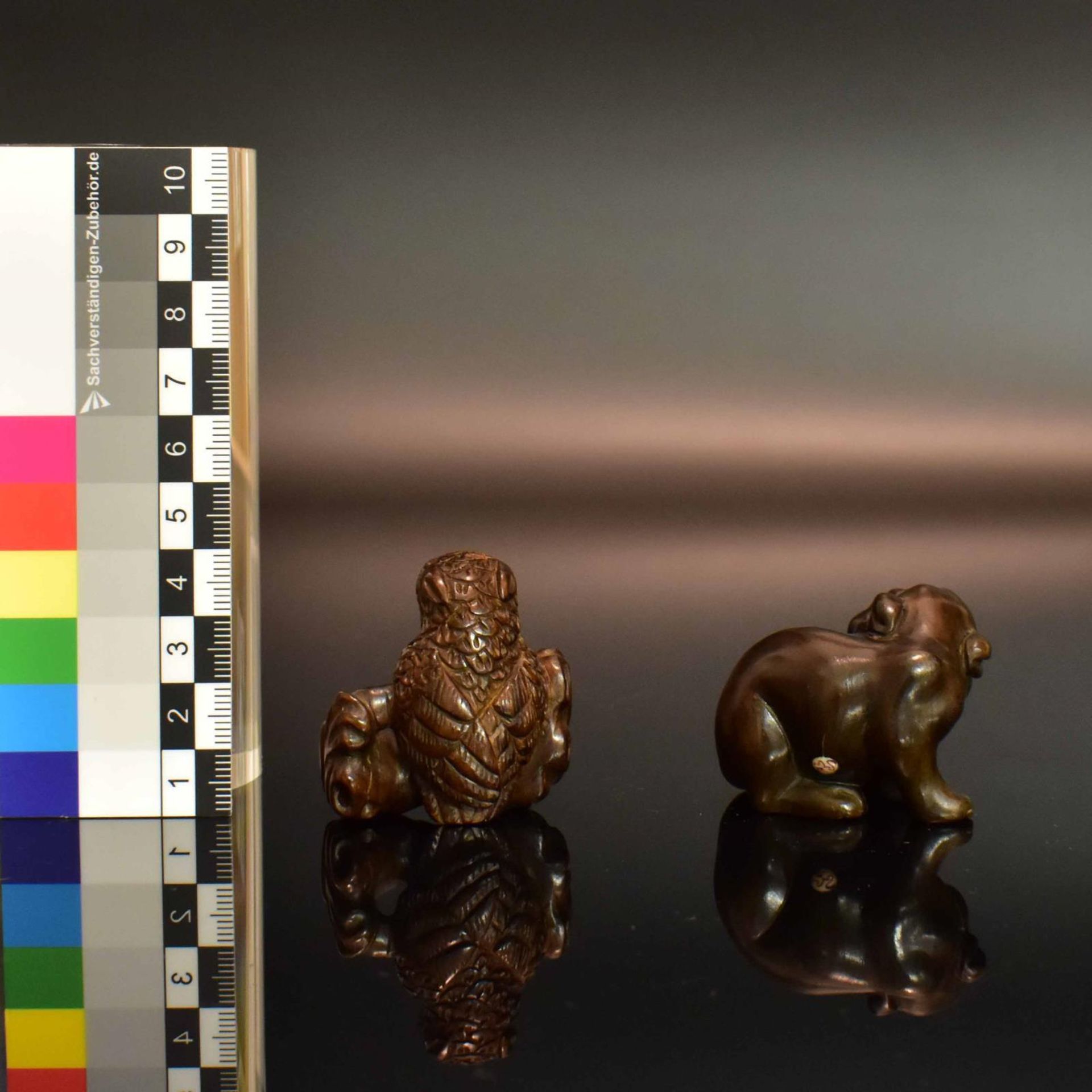 Zwei Netsuke: Tiger / Eule. Japan, 19./20. Jh. | Buchsbaum, geschnitzt, Augen eingelegt. - Bild 2 aus 2